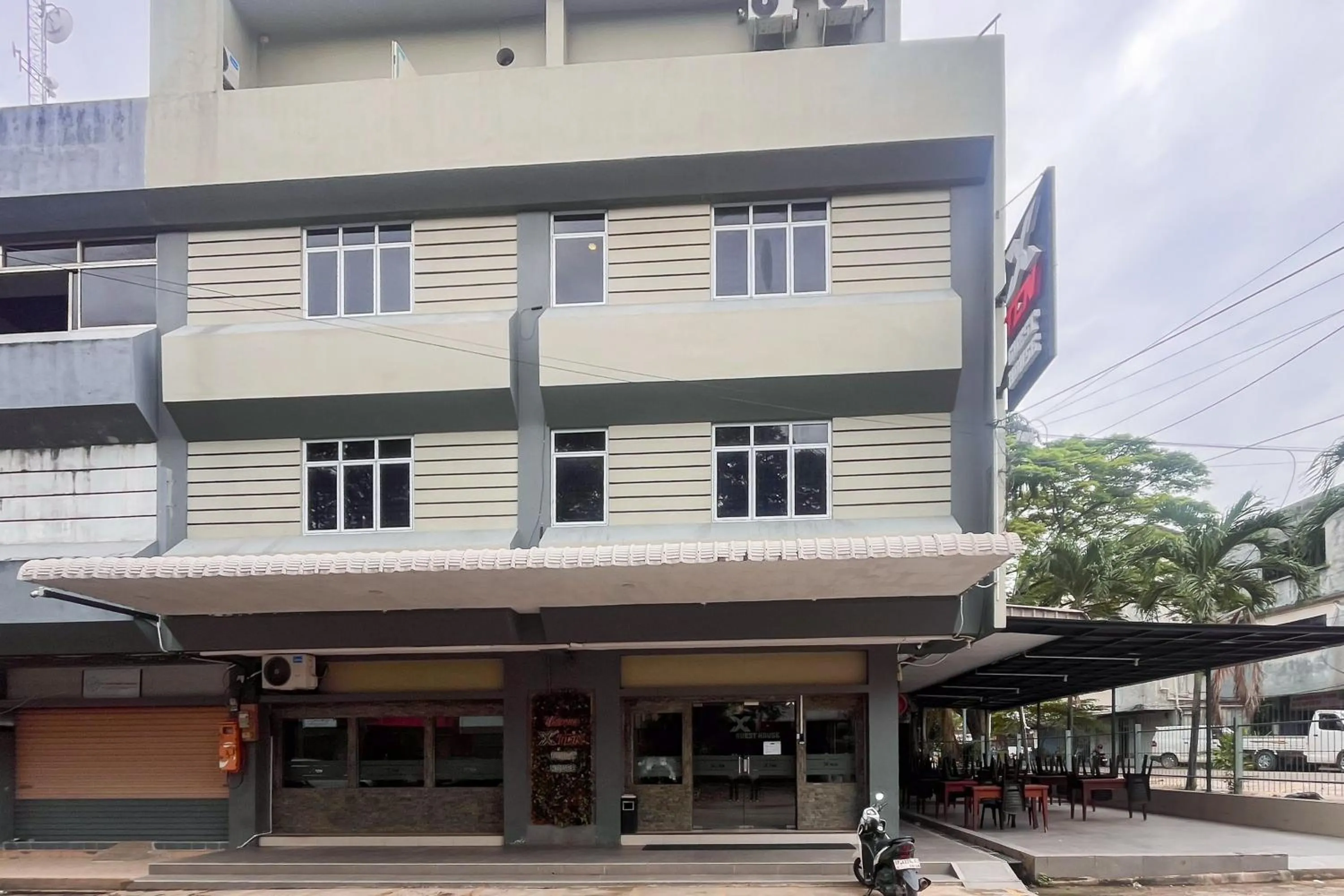 Facade/entrance in Urbanview Hotel X Ten Harbour Bay Batam