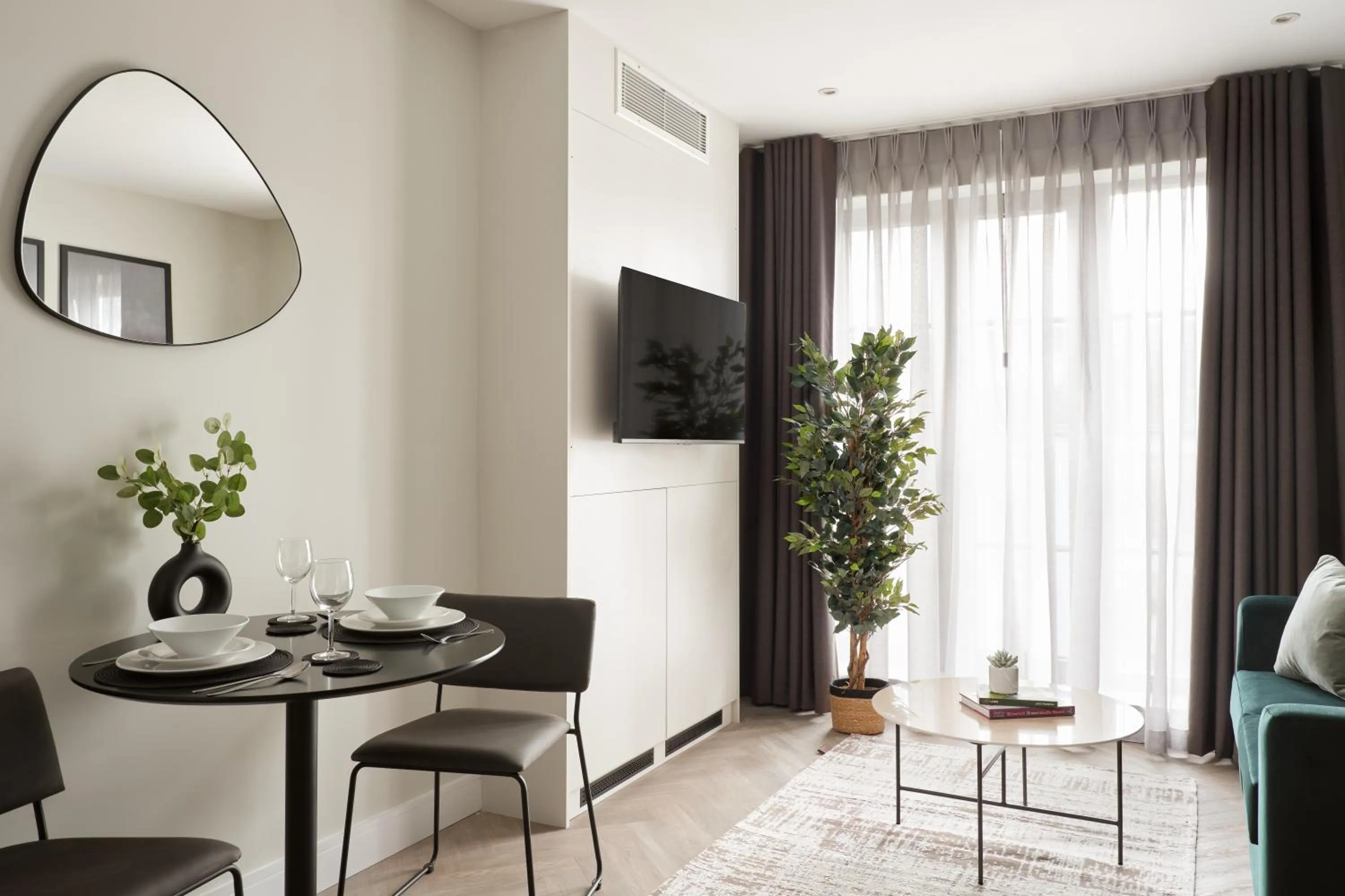 Communal lounge/ TV room in London City East by Viridian Apartments