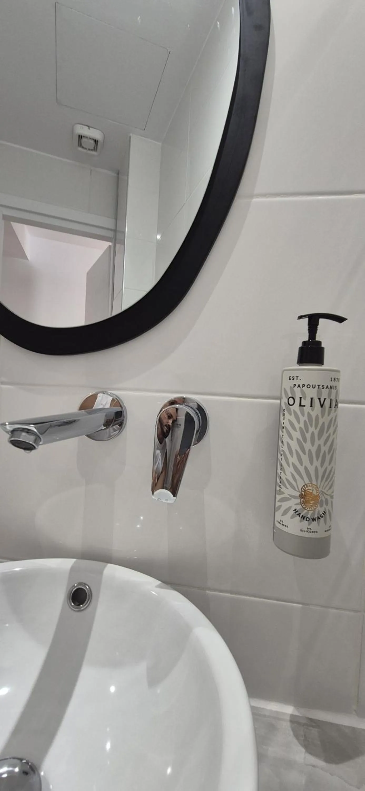 Bathroom in Figleaf Kypseli