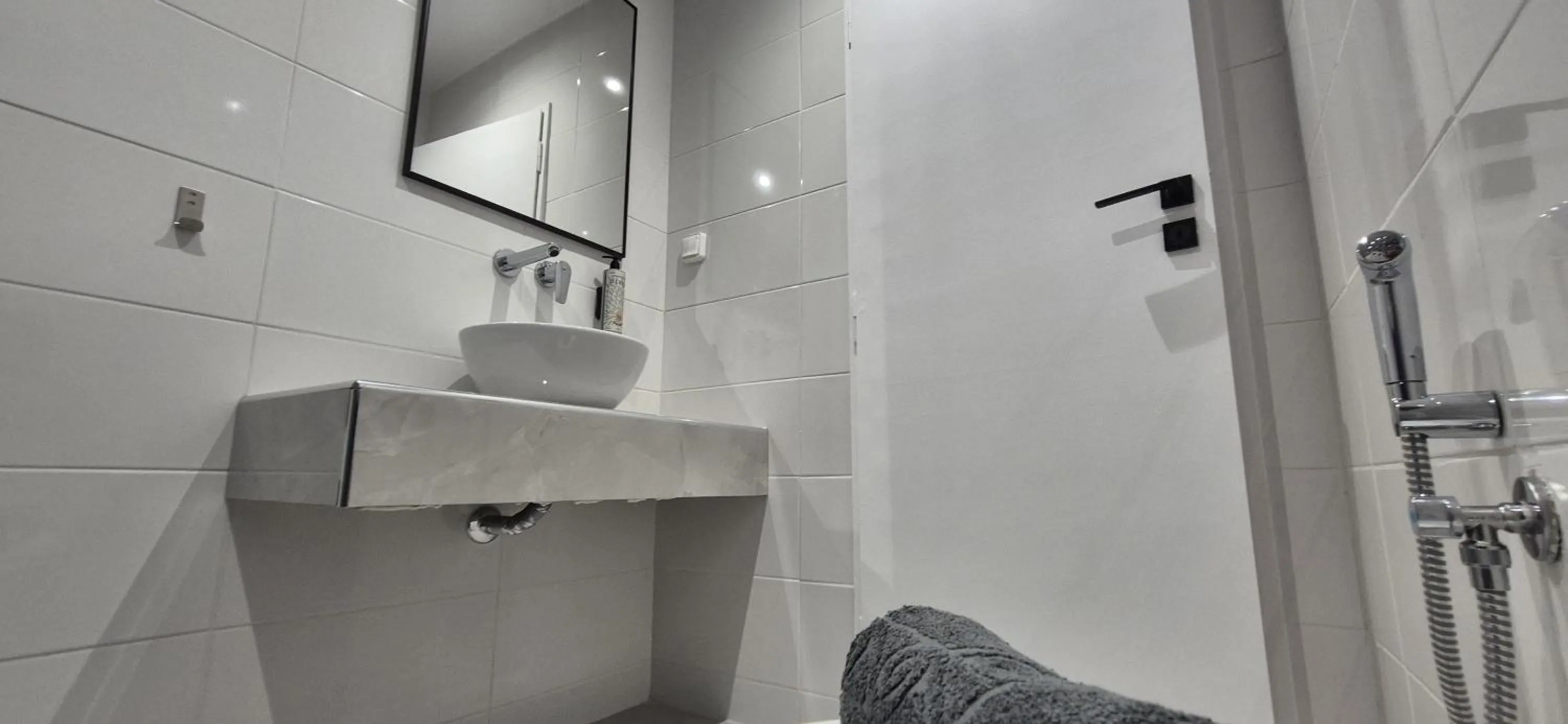 Shower in Figleaf Kypseli