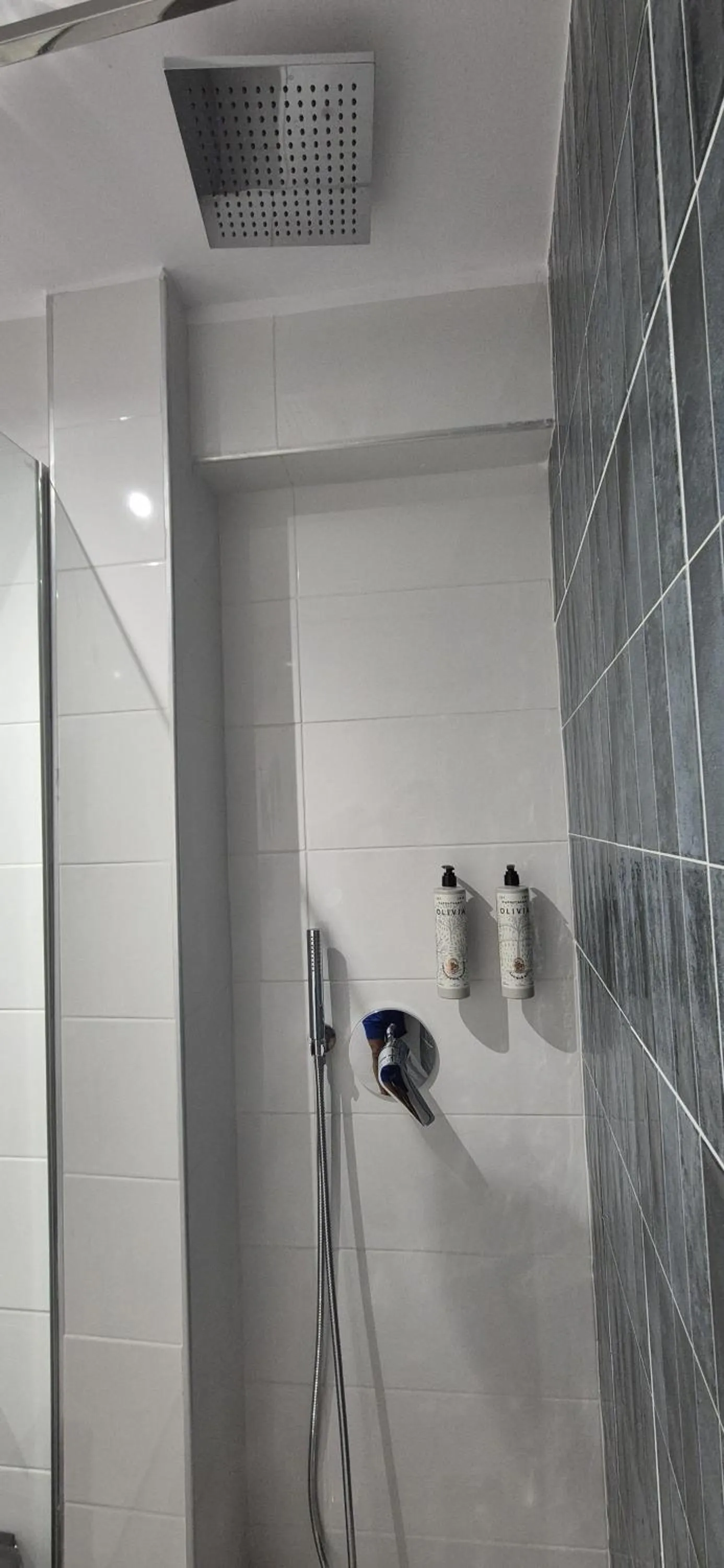 Shower in Figleaf Kypseli