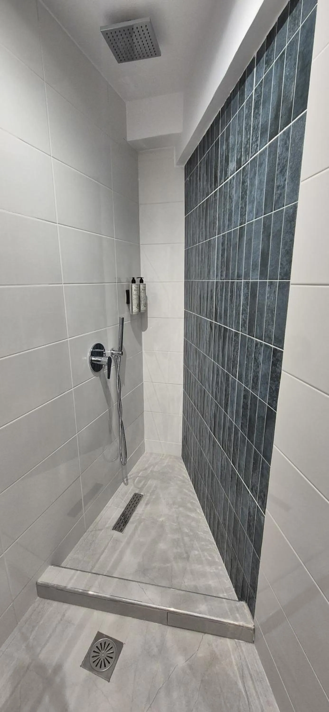 Shower in Figleaf Kypseli