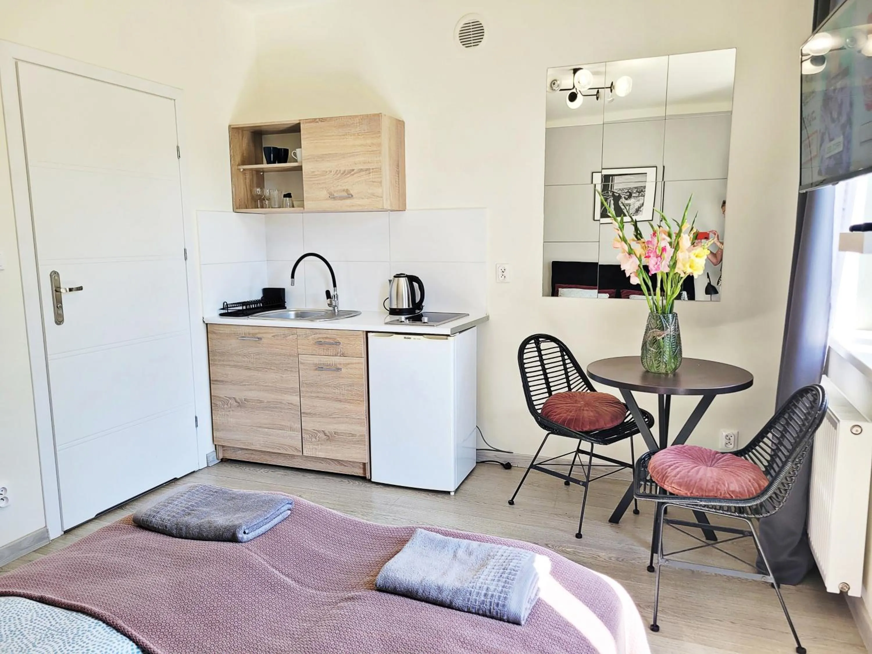 Kitchen or kitchenette, Bed in DReAM Main Station