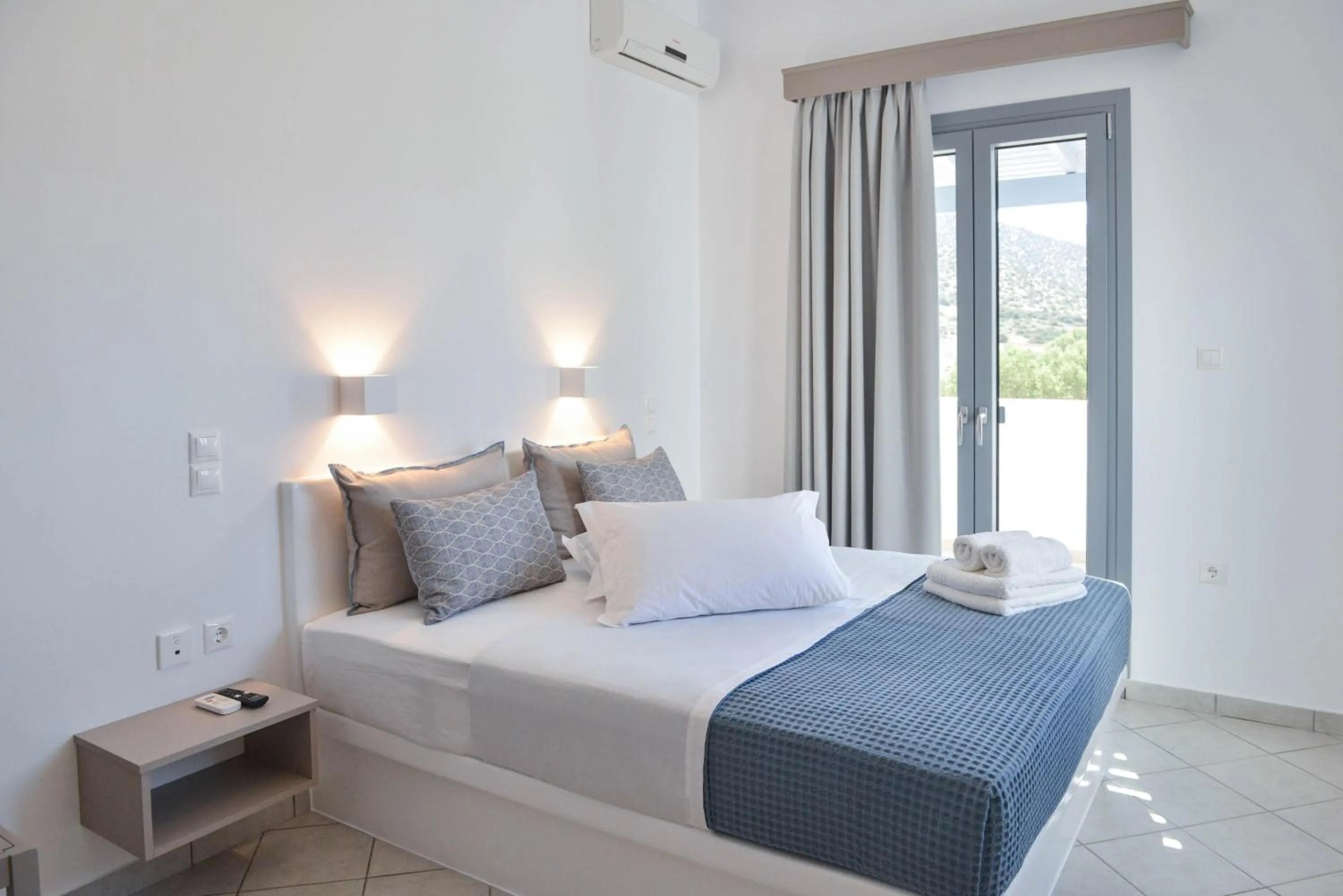 Bed in Paradise Studios