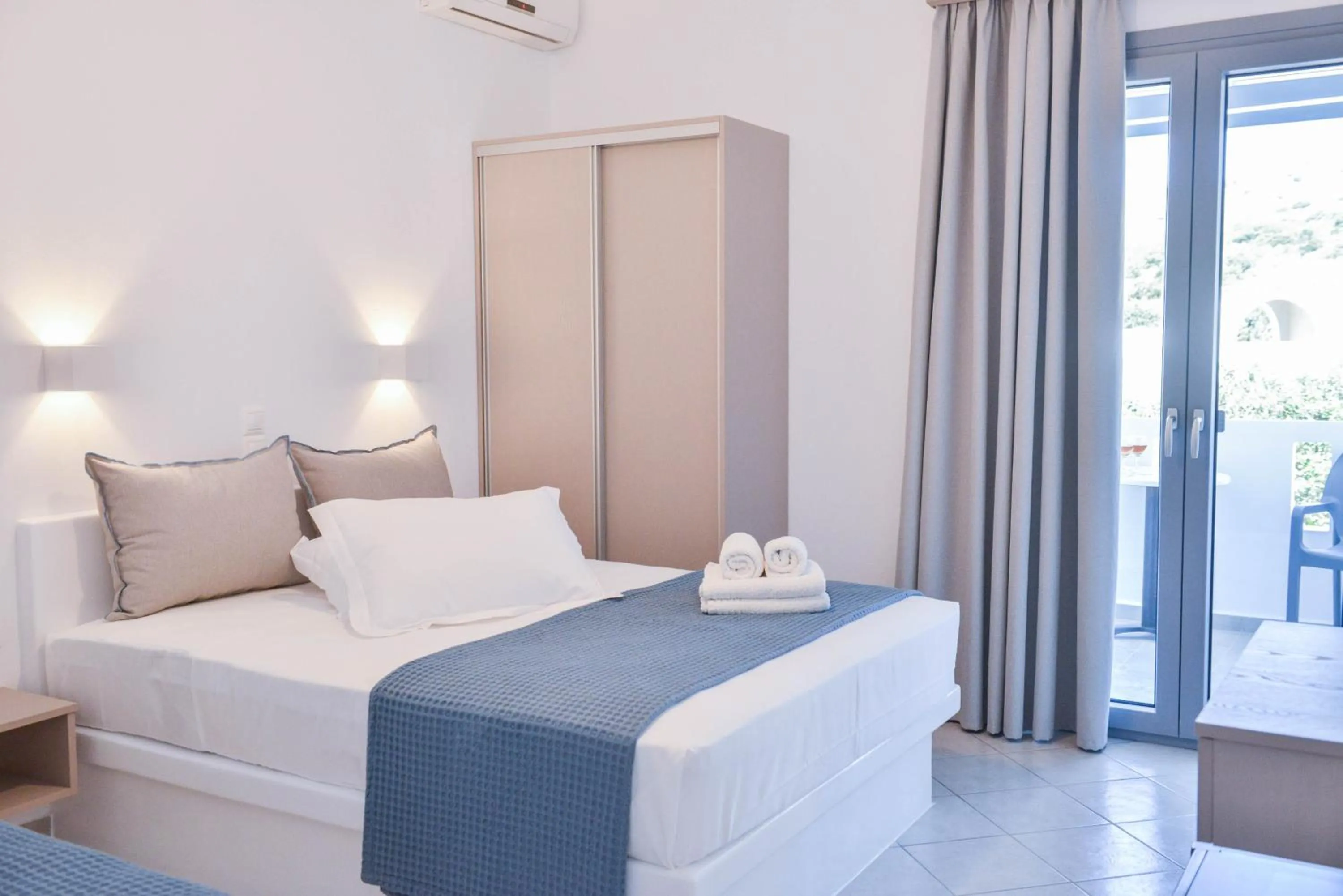 Bed in Paradise Studios