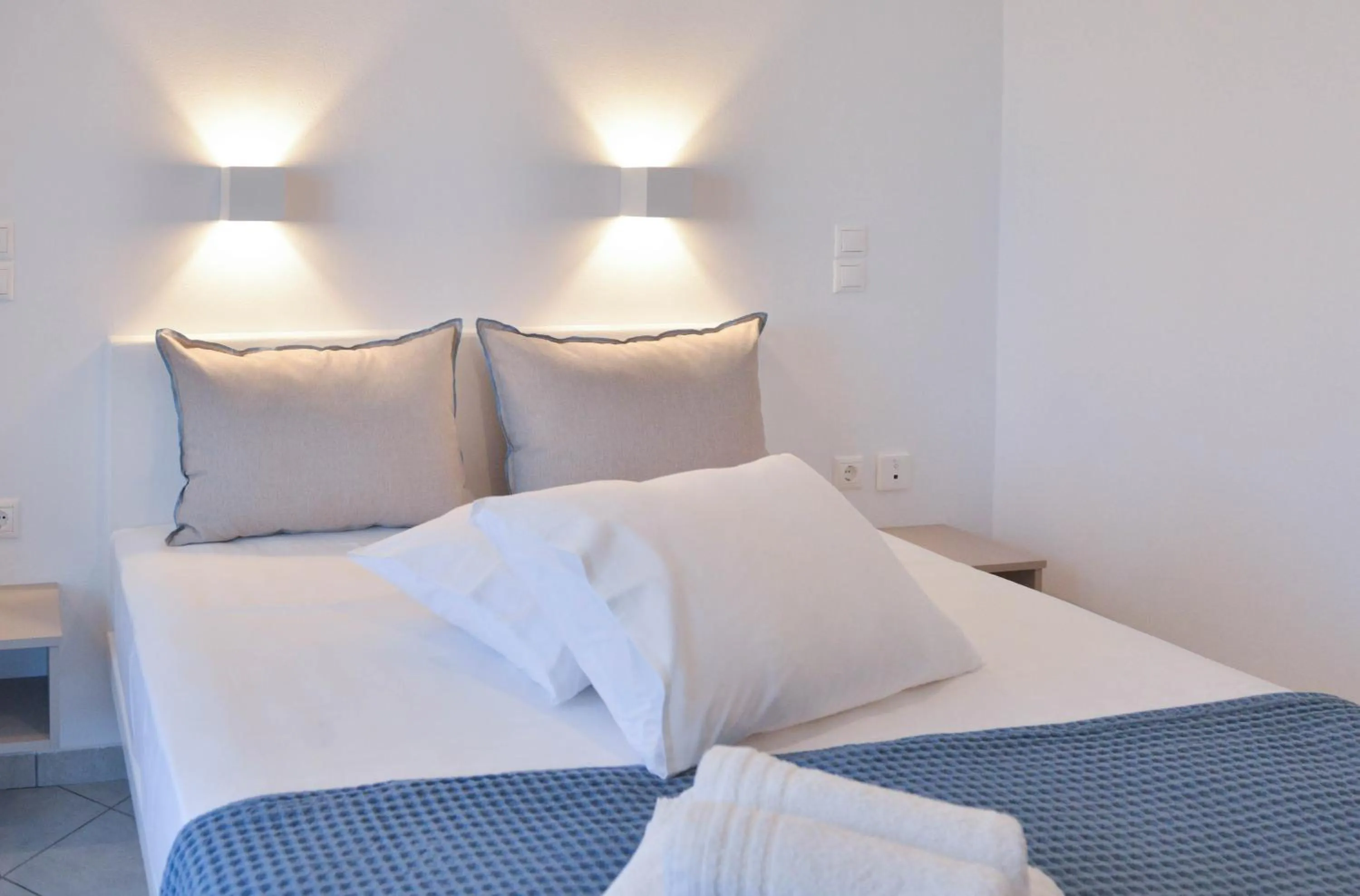 Bed in Paradise Studios