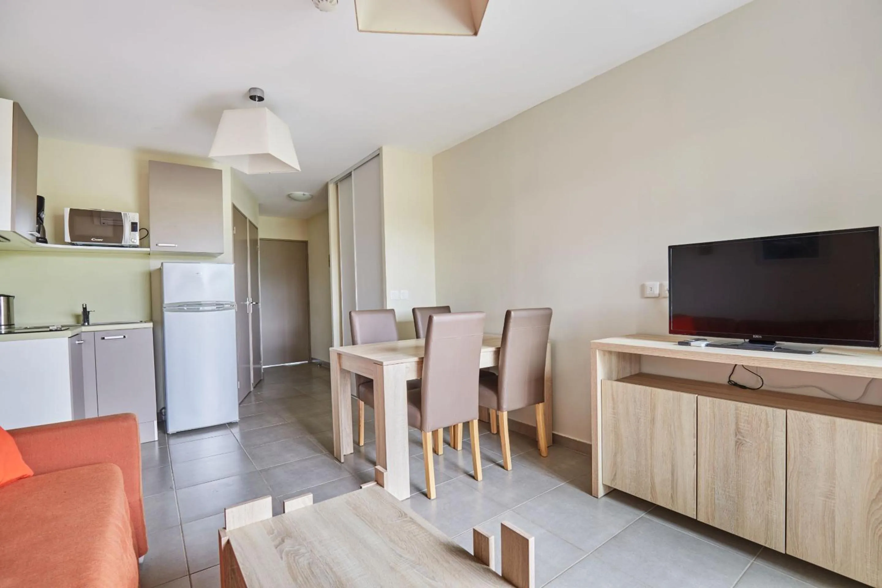 Dining area in Résidence Odalys Côté Canal