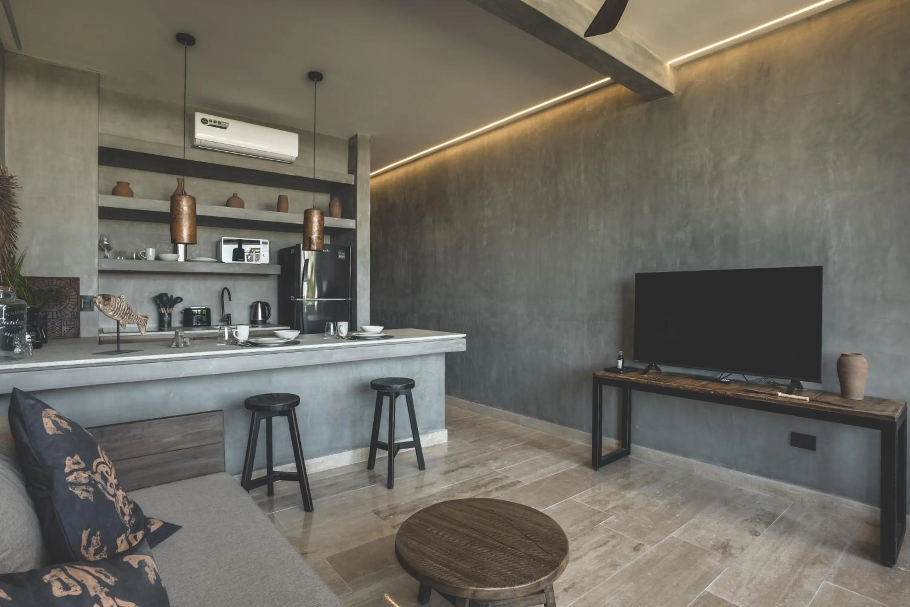 Communal lounge/ TV room in Urbano by Sundara