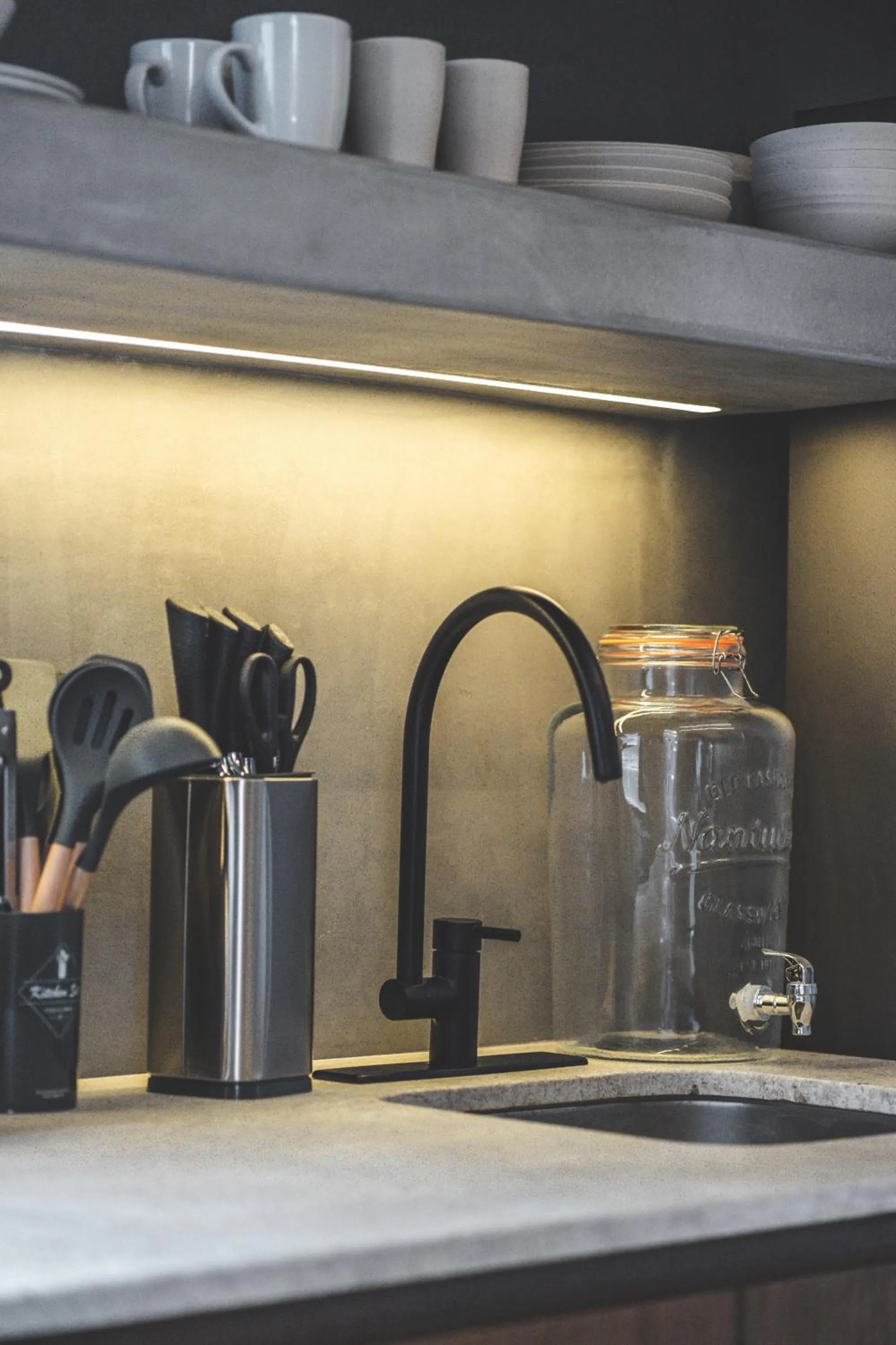 Kitchen or kitchenette in Urbano by Sundara