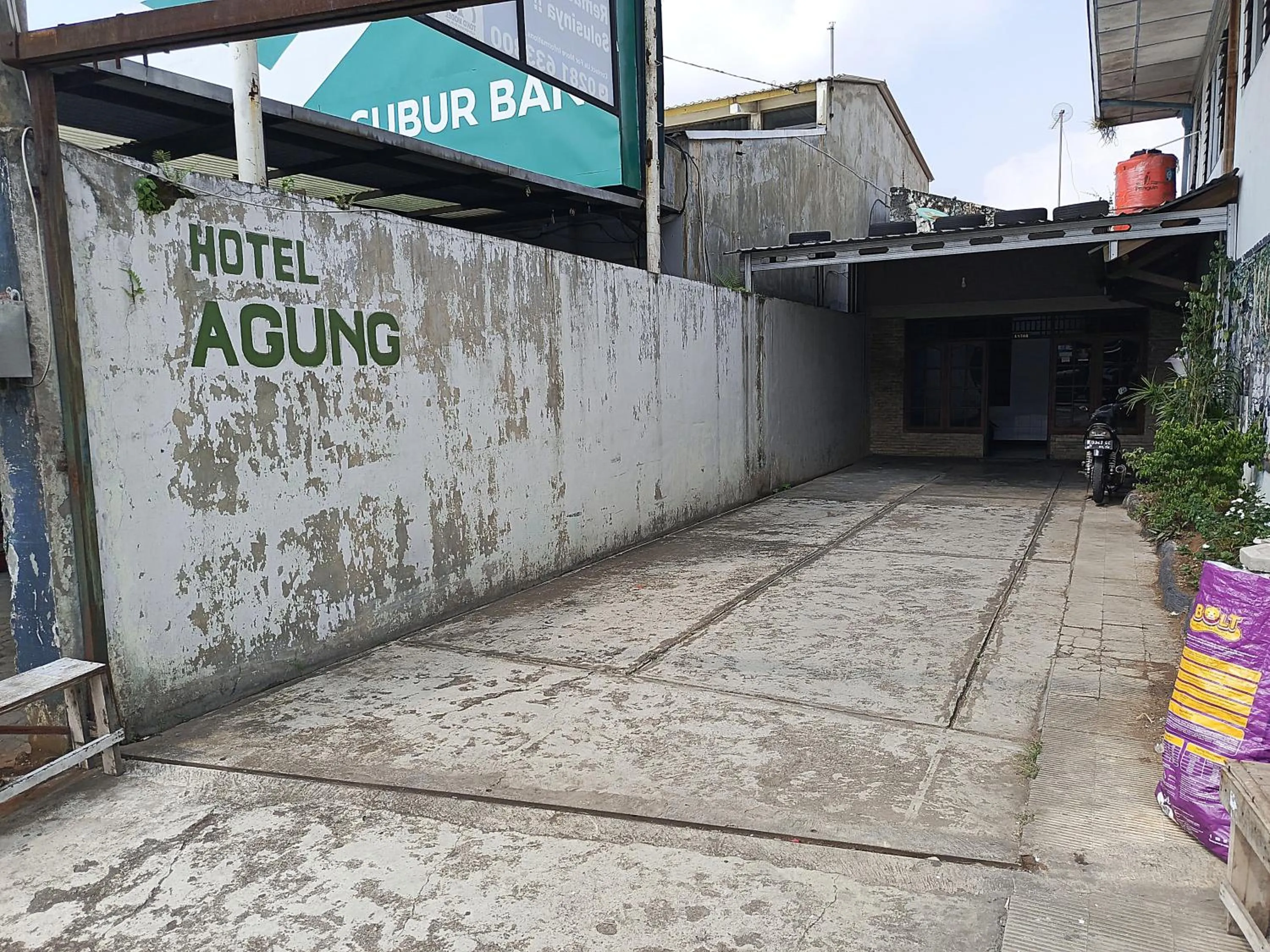 Facade/entrance in Hotel O Dian Asih Rooms