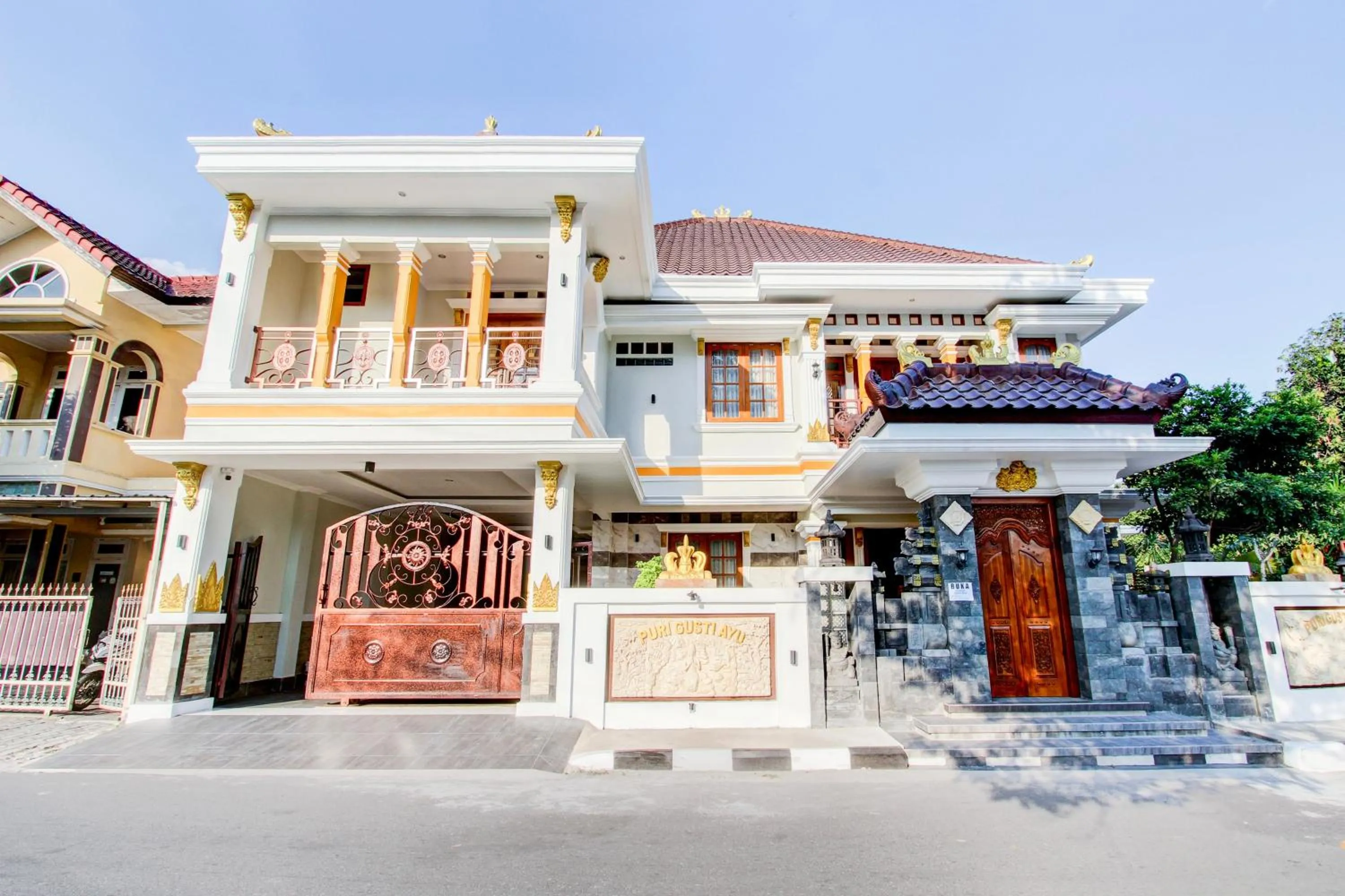 Facade/entrance in Collection O 94154 Puri Gusti Ayu