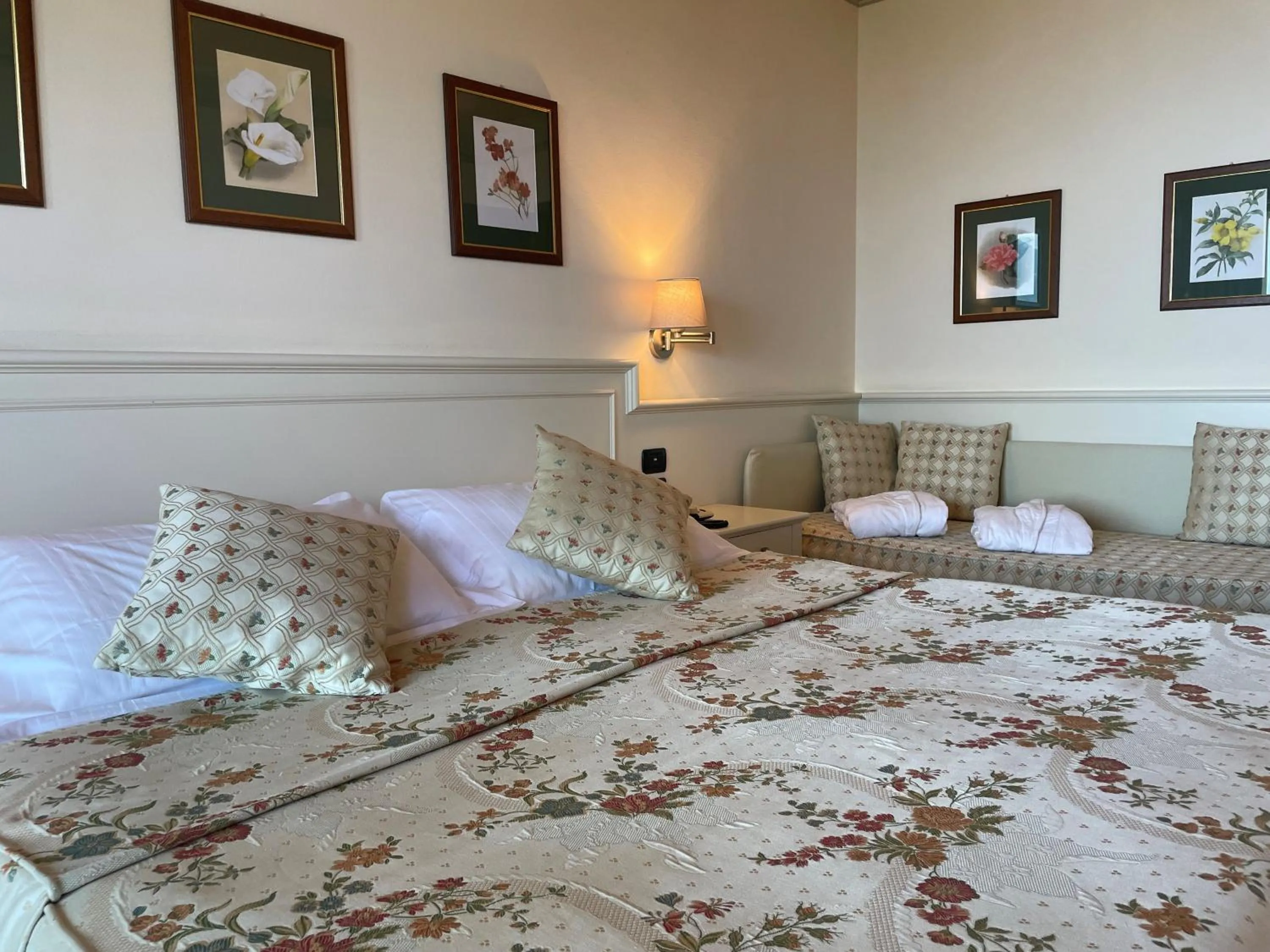 Bedroom, Bed in Romantik Hotel Relais Mirabella Iseo