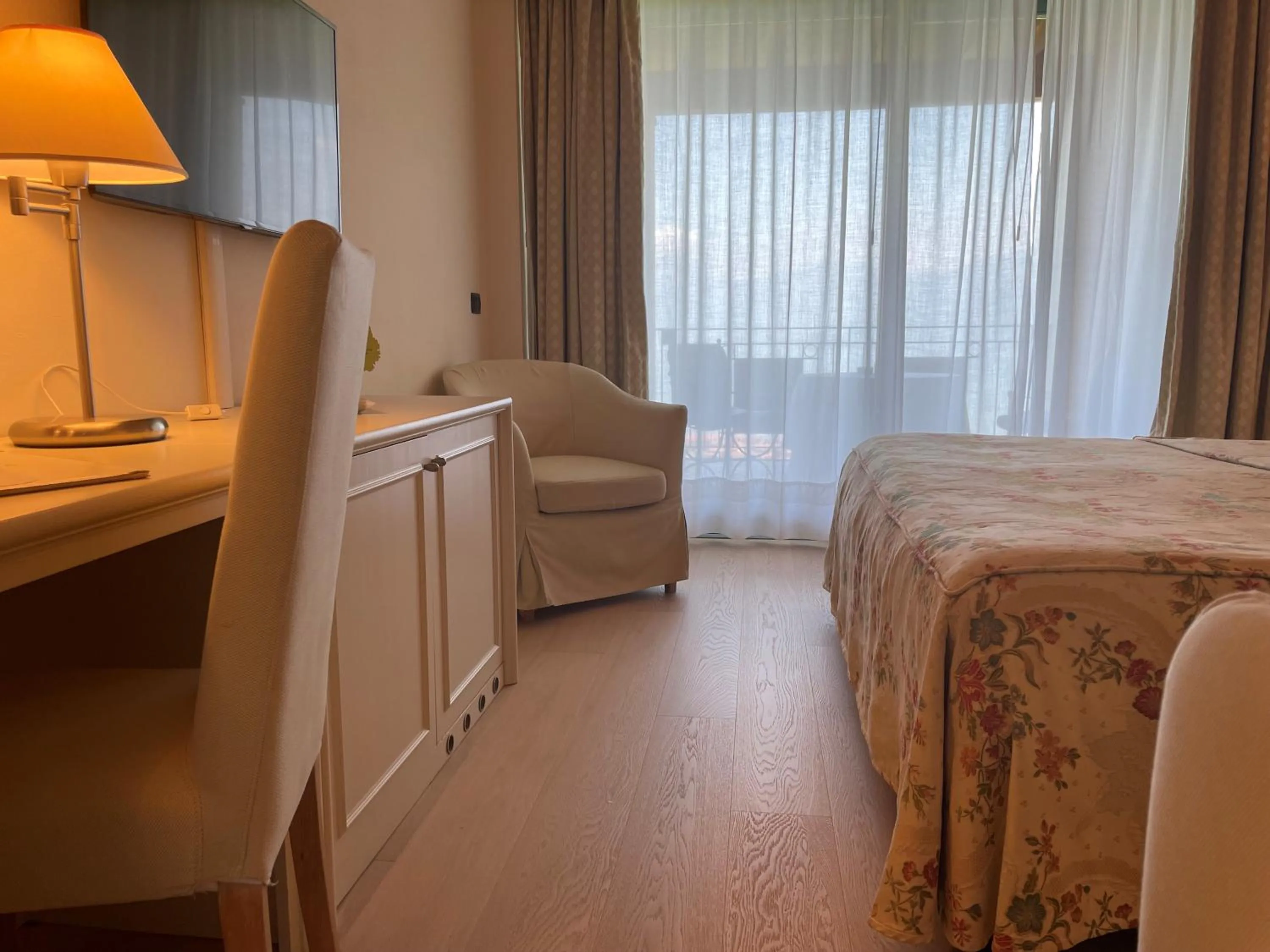 Bedroom, Bed in Romantik Hotel Relais Mirabella Iseo