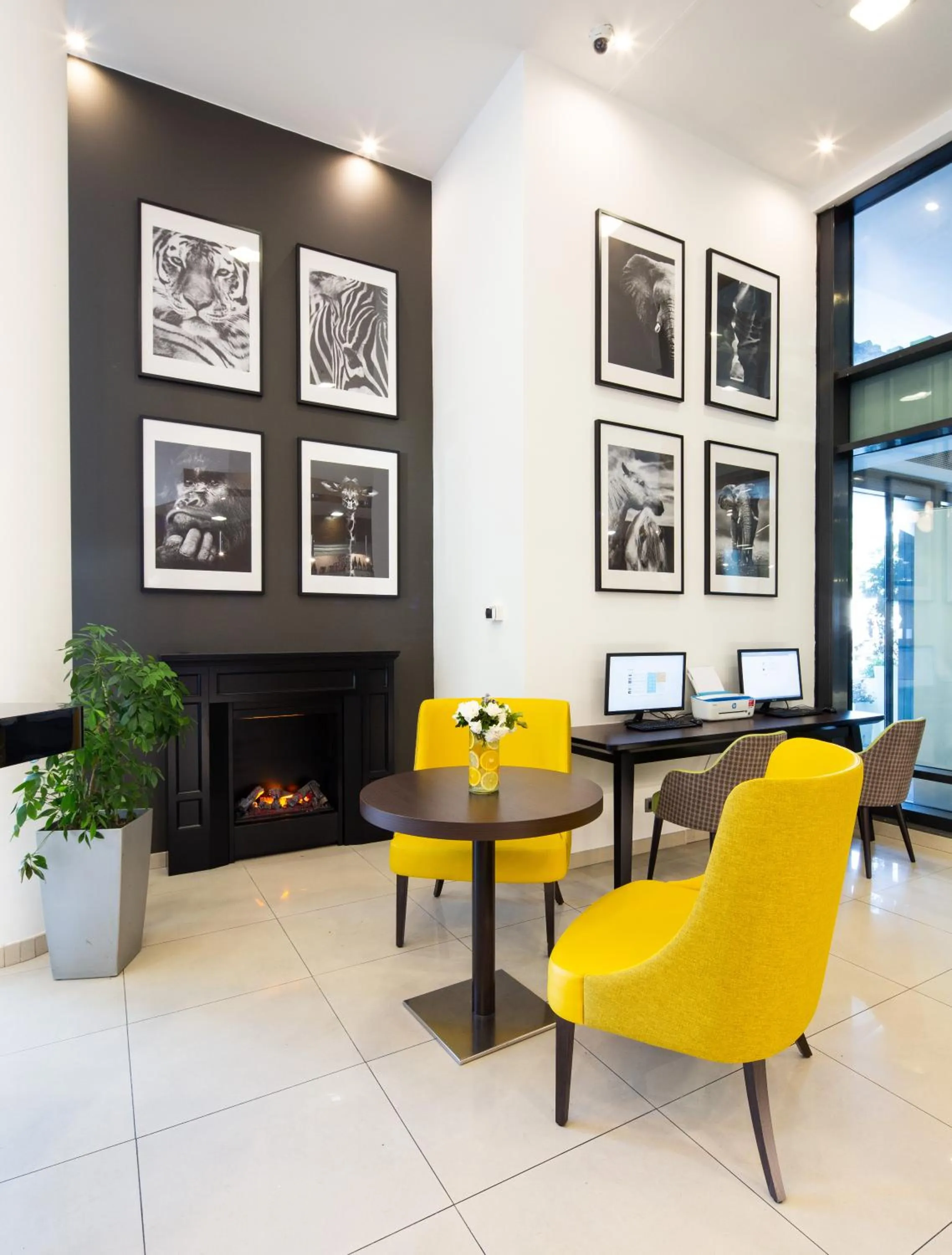 Lounge or bar in Holiday Inn Turin Corso Francia by IHG