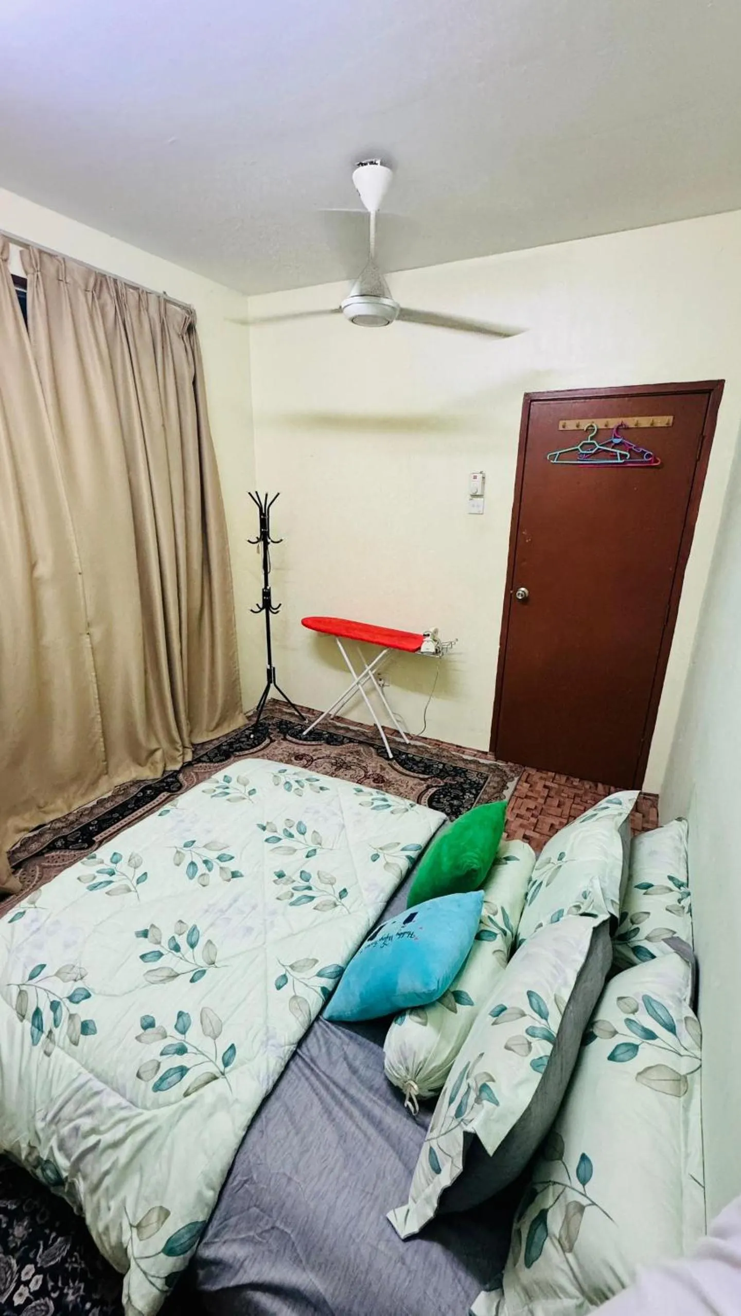 flat iron, Bed in Idris Homestay