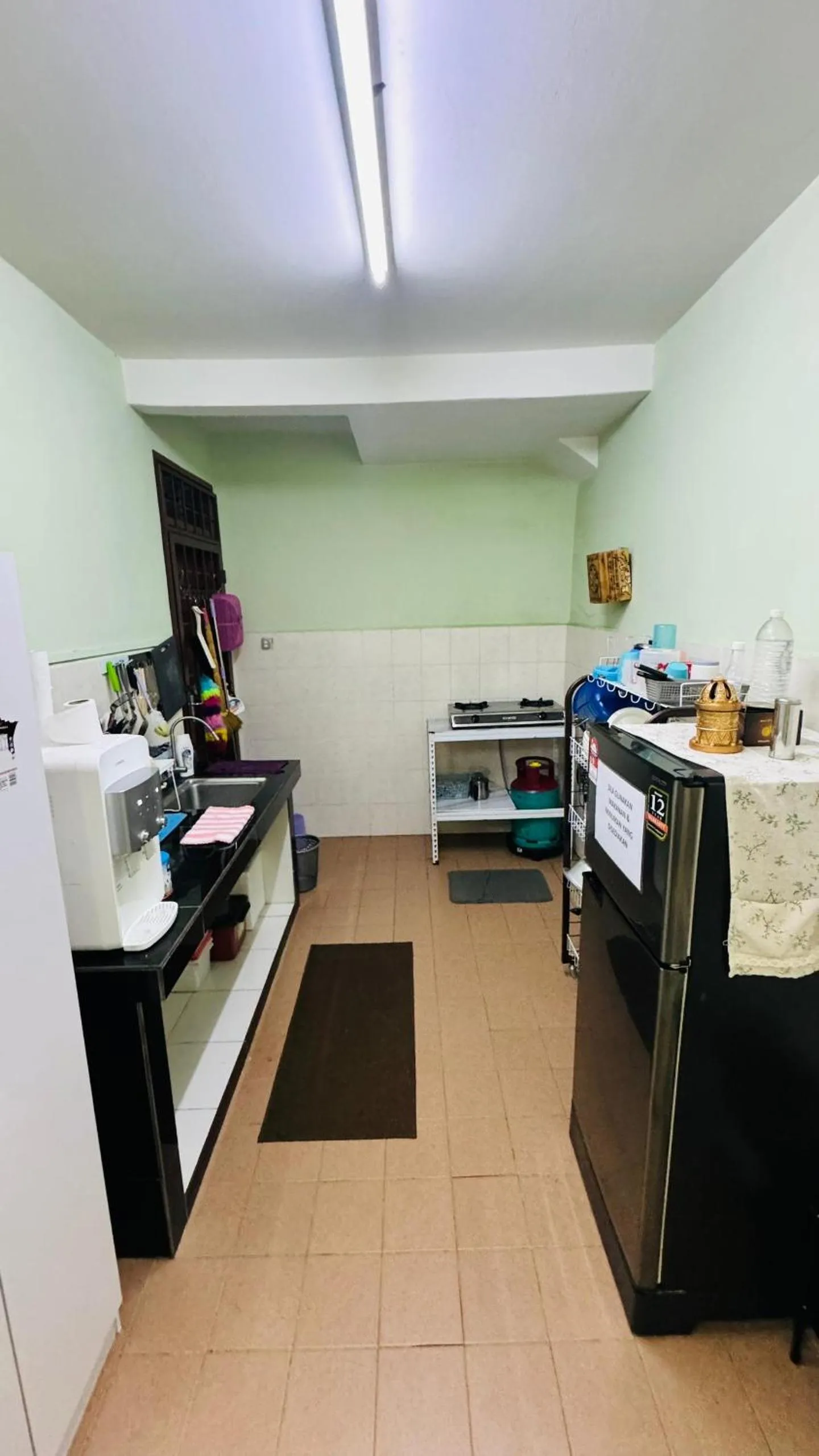 Kitchen or kitchenette in Idris Homestay