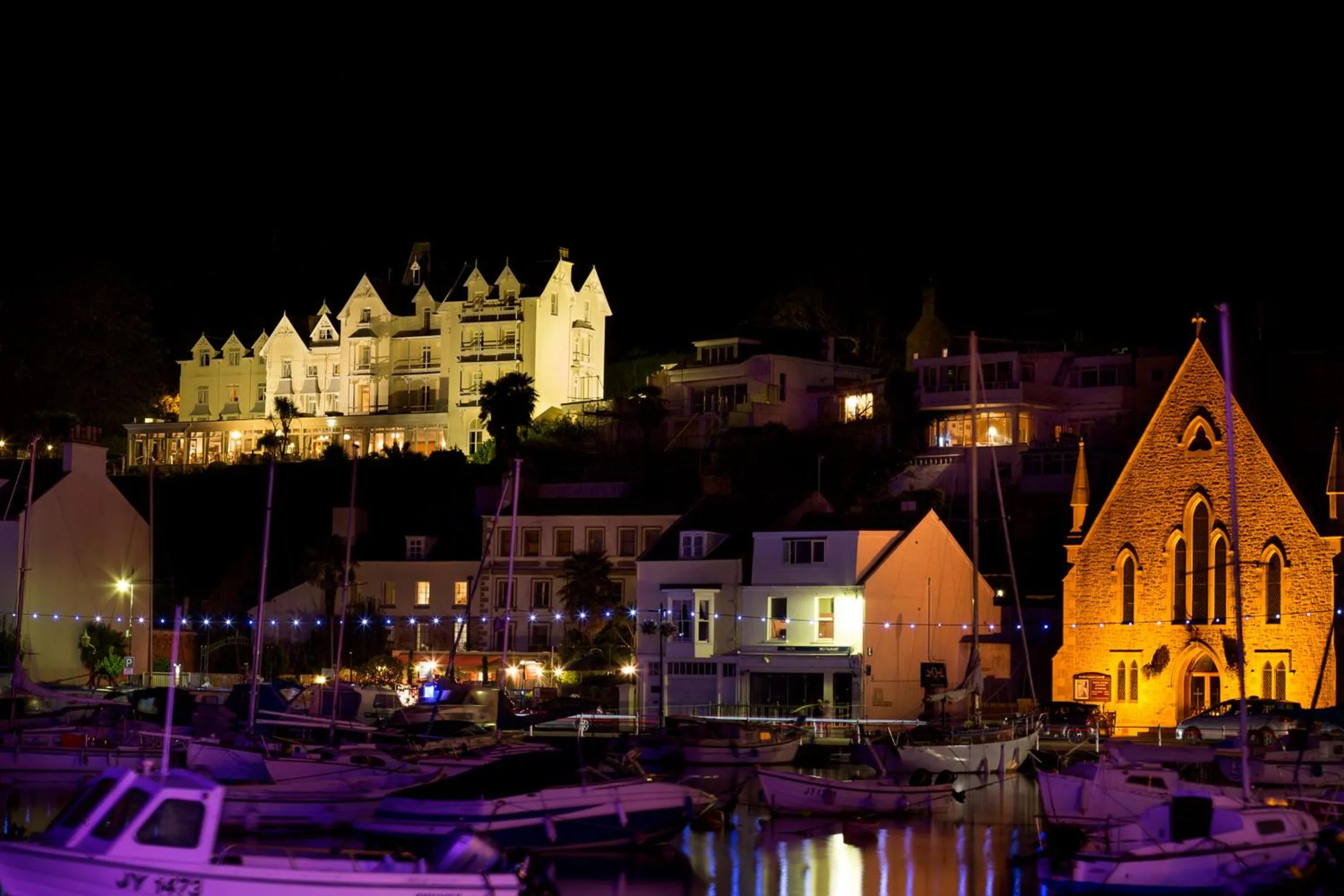 Facade/entrance in Somerville Hotel