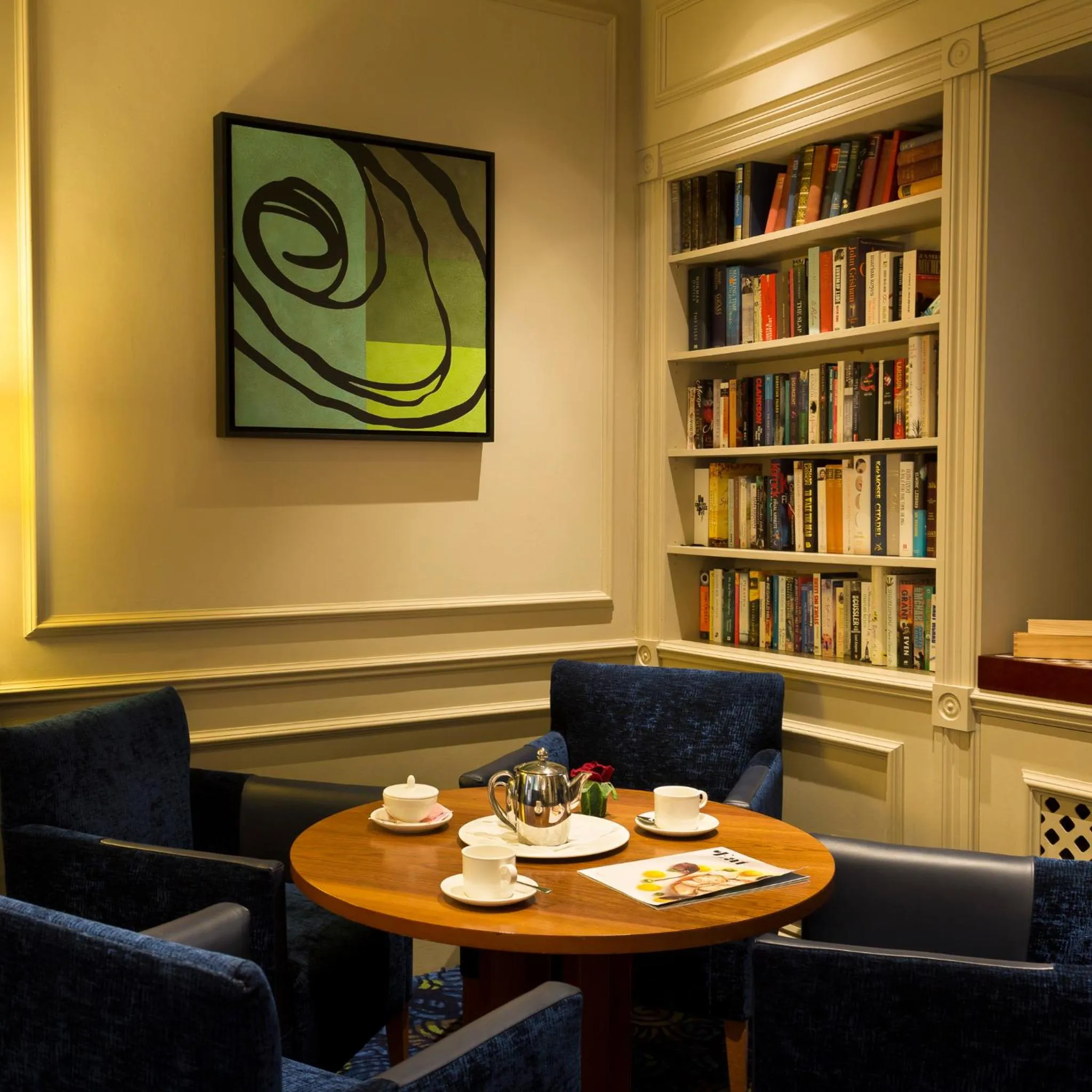 Library in Somerville Hotel