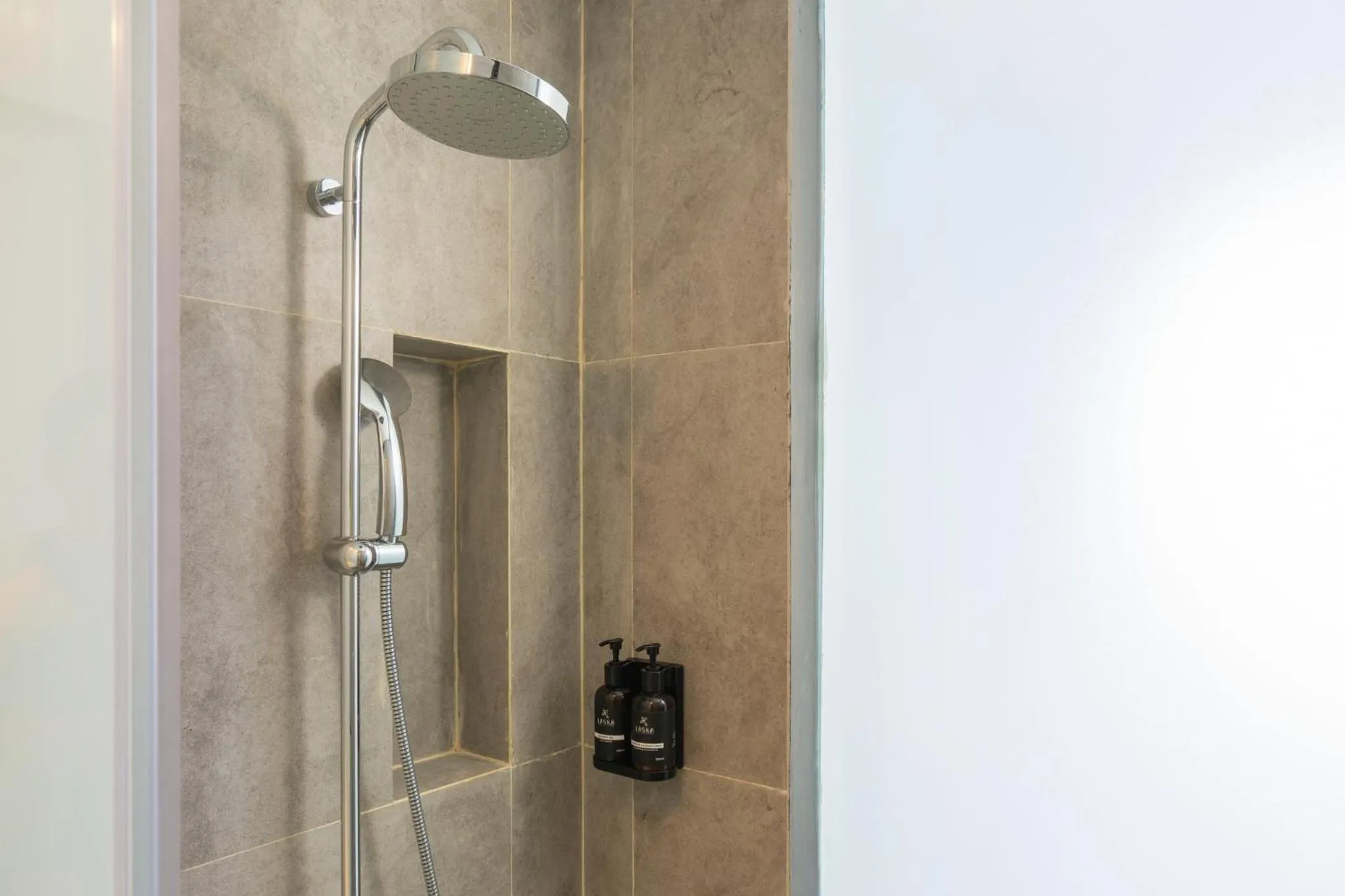 Shower in Laska Hotel & Resort Ciletuh