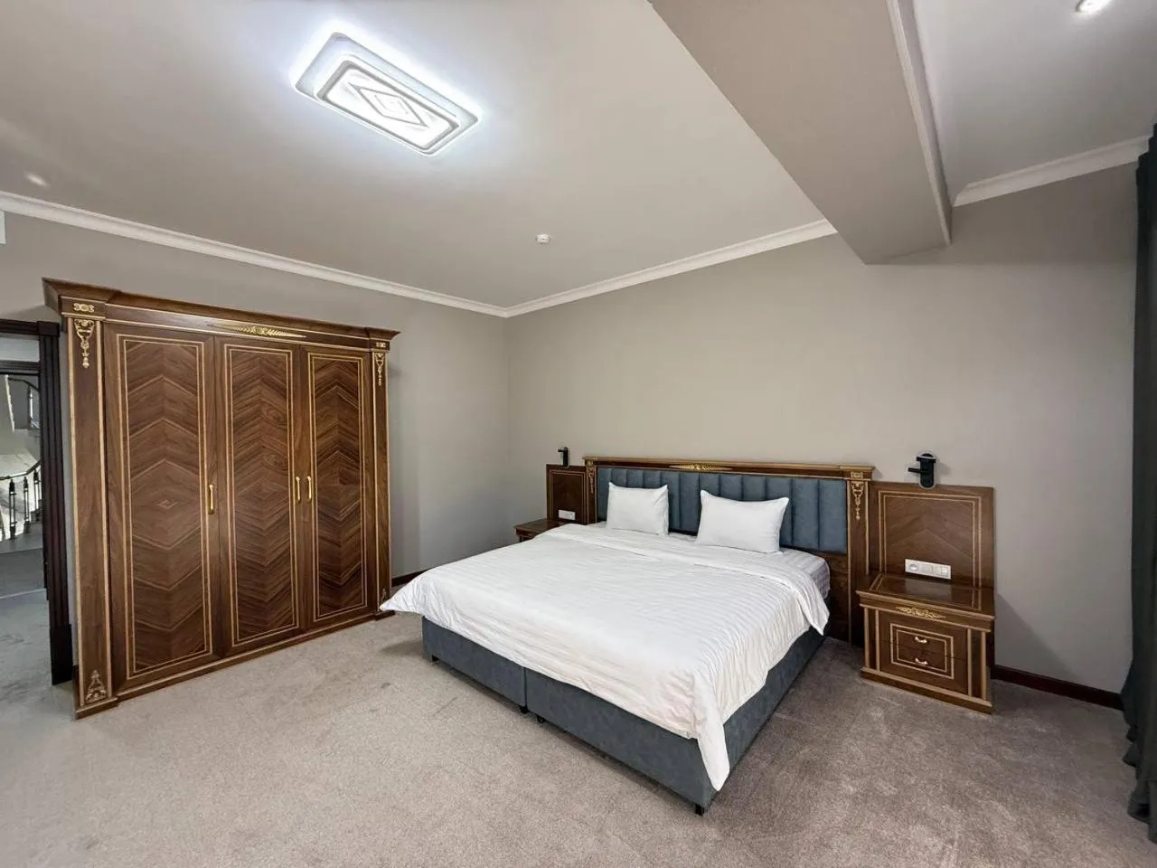 King Room with Balcony - single occupancy in Reikartz Qarshi