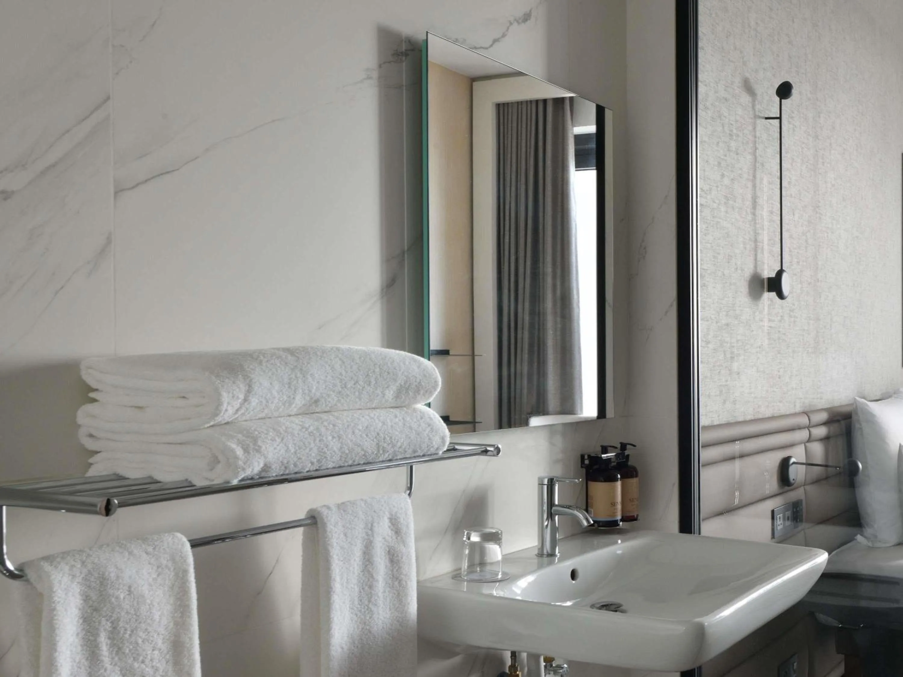 Bedroom, Bed in Novotel Abidjan Marcory