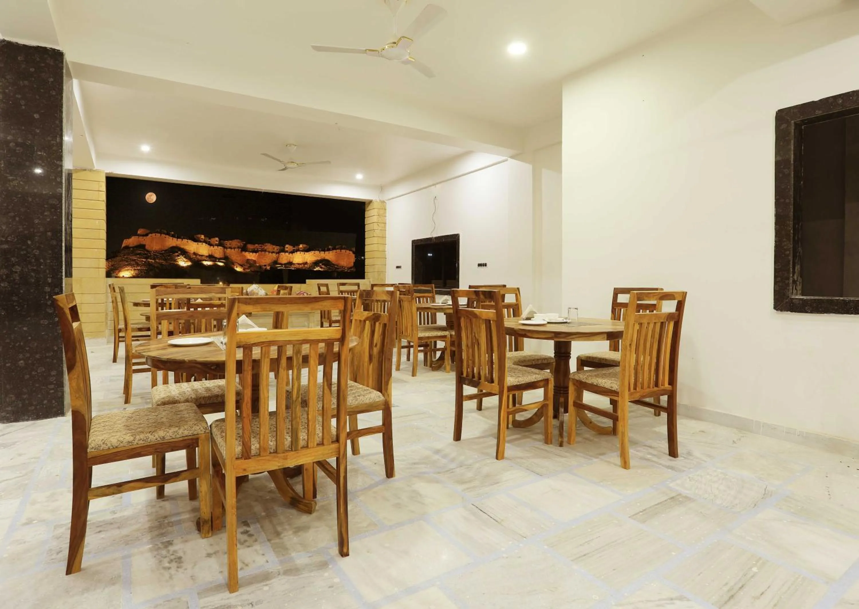 Restaurant/places to eat in Hotel Golden Signature