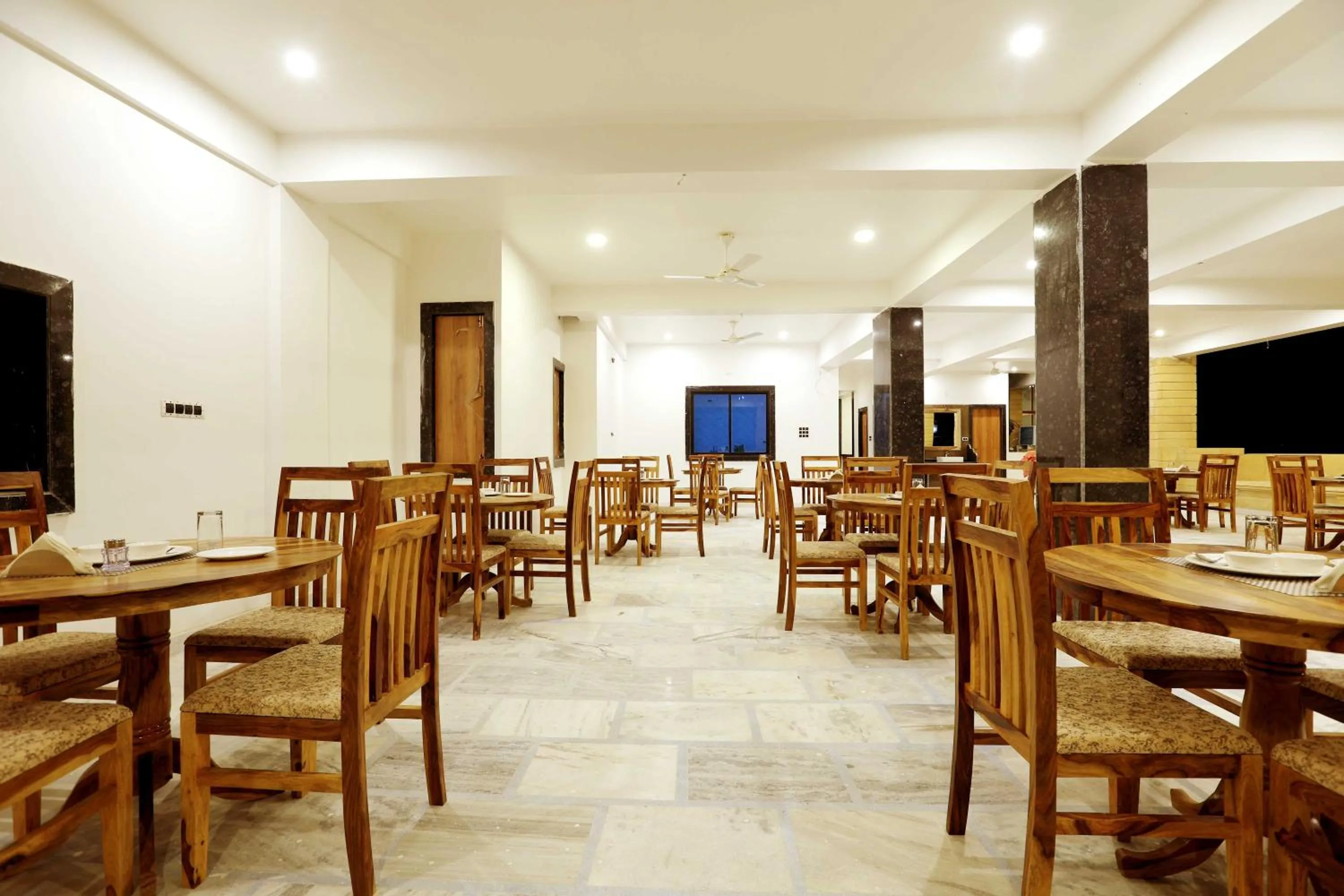 Restaurant/places to eat in Hotel Golden Signature