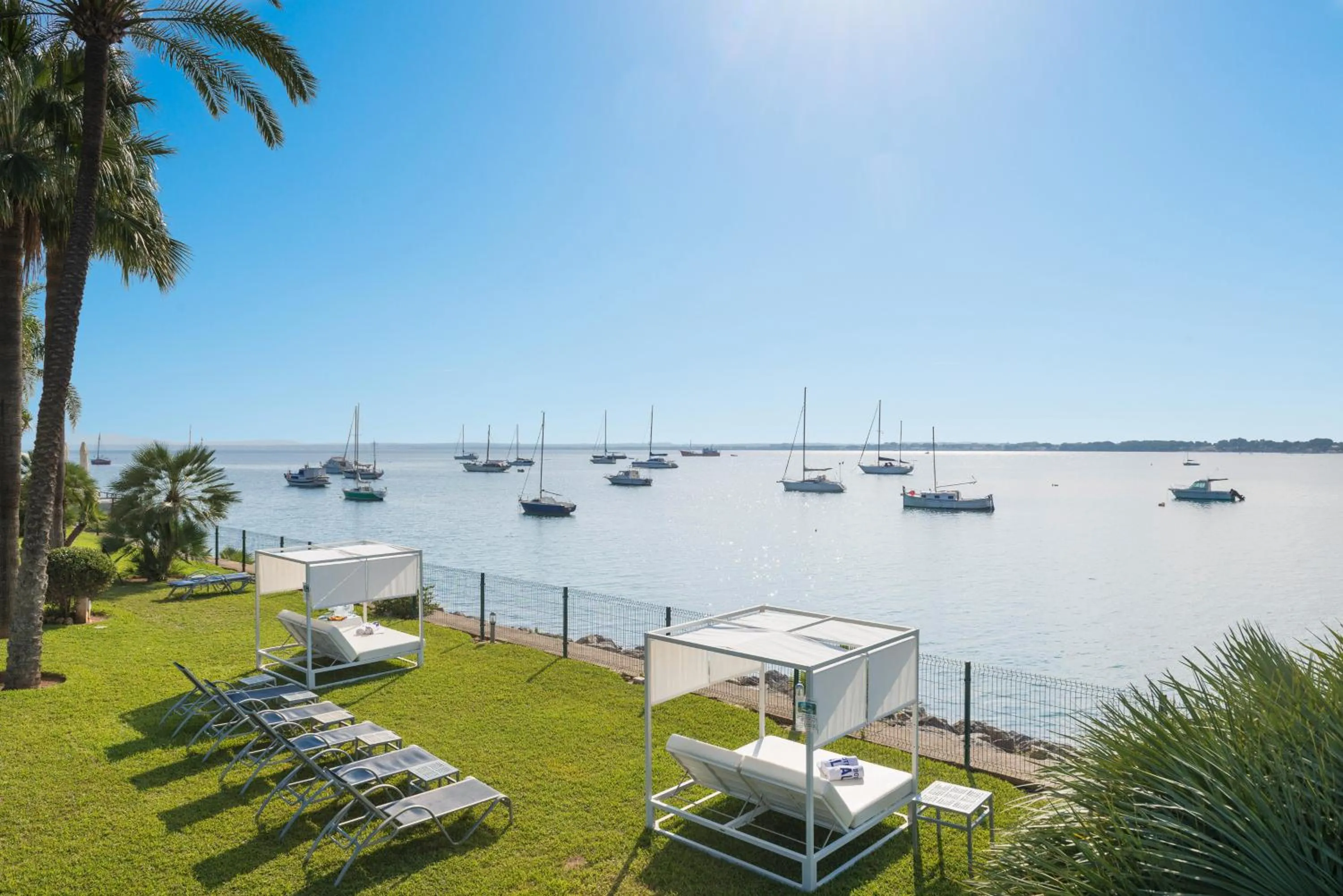 Garden in Botel Alcudiamar - Alojamiento para Navegantes