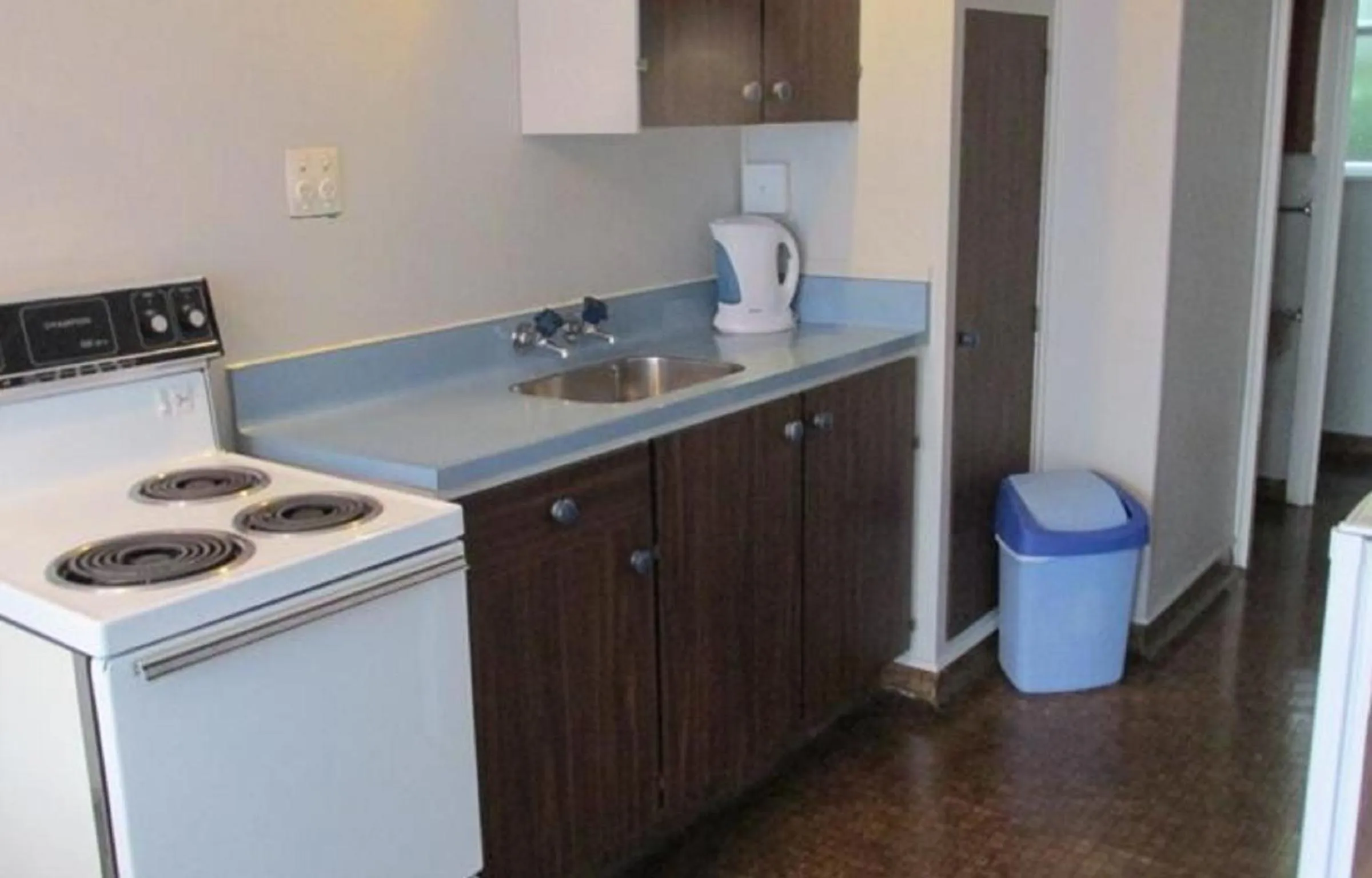 Kitchen or kitchenette in Camberley Court Motel