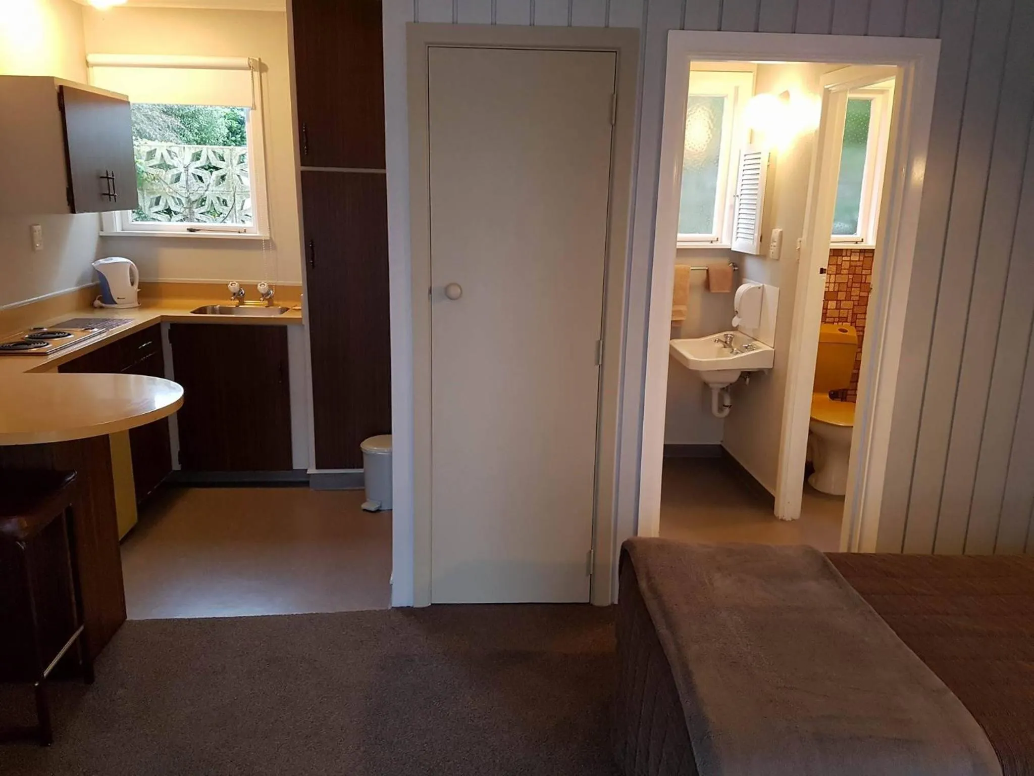 Day, Bed in Camberley Court Motel