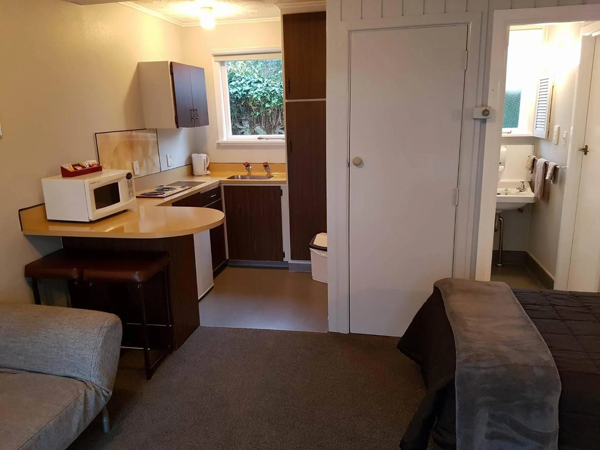 Day in Camberley Court Motel