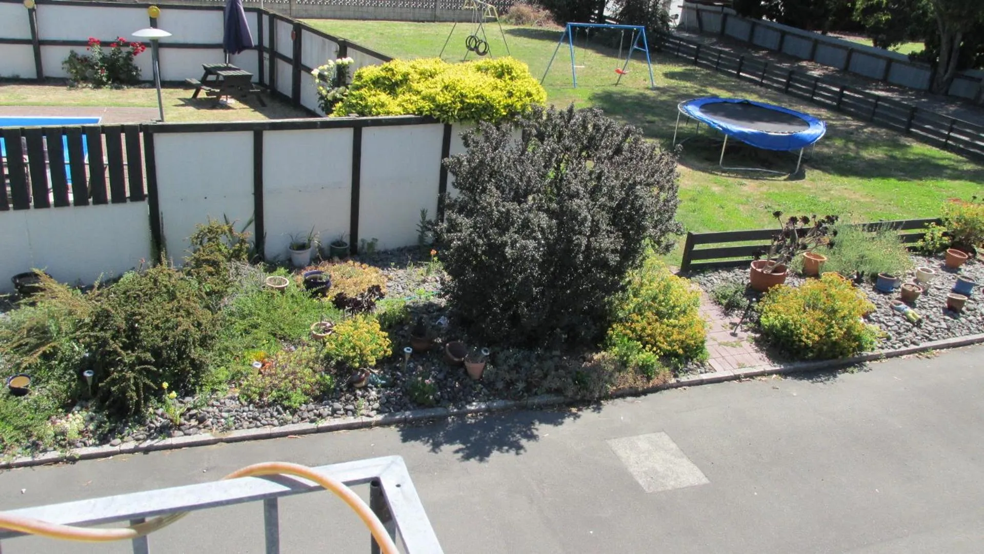 Garden in Camberley Court Motel