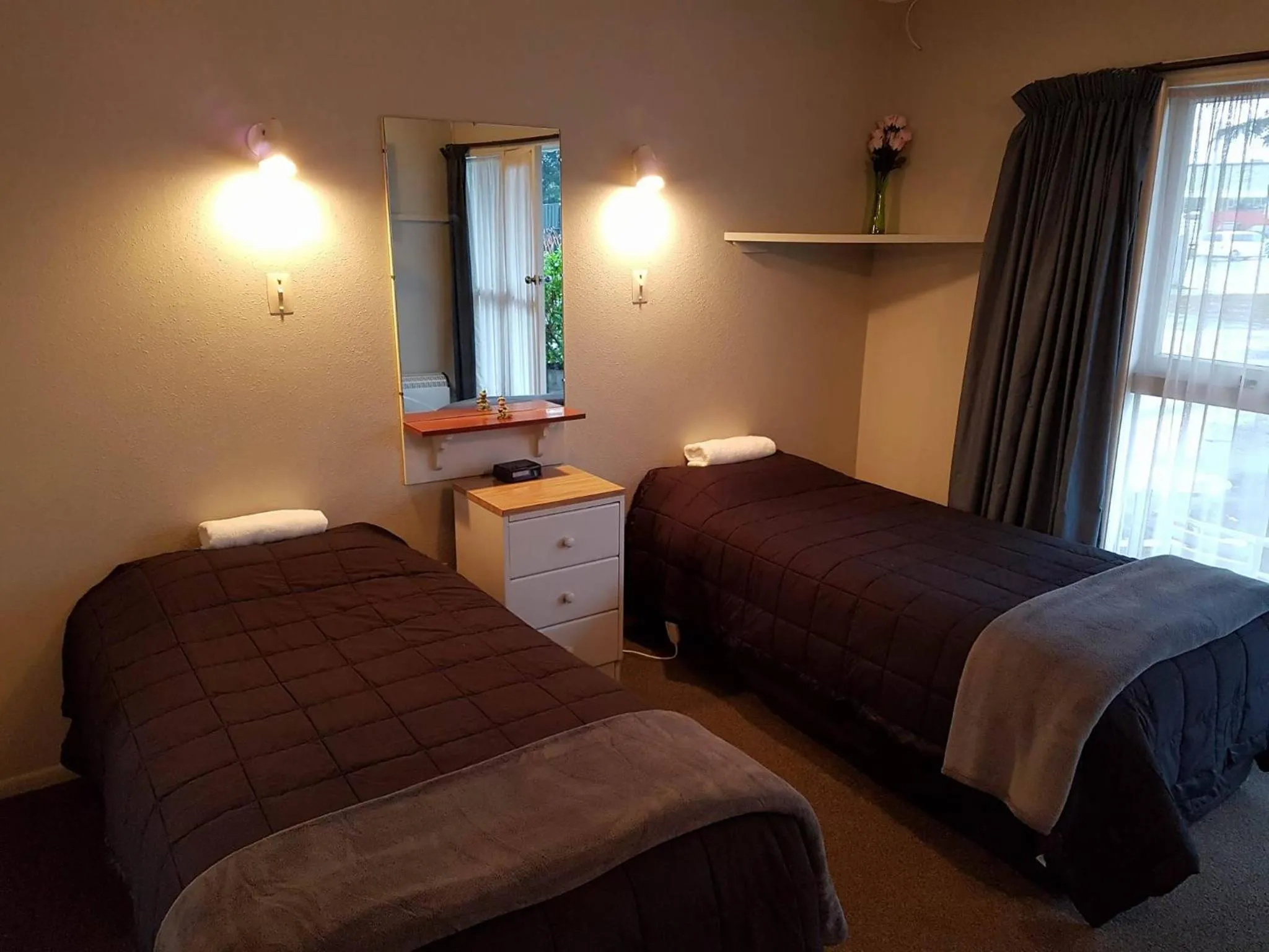 Day, Bed in Camberley Court Motel