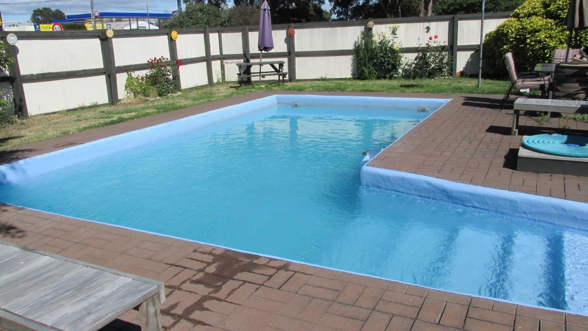 Swimming pool in Camberley Court Motel