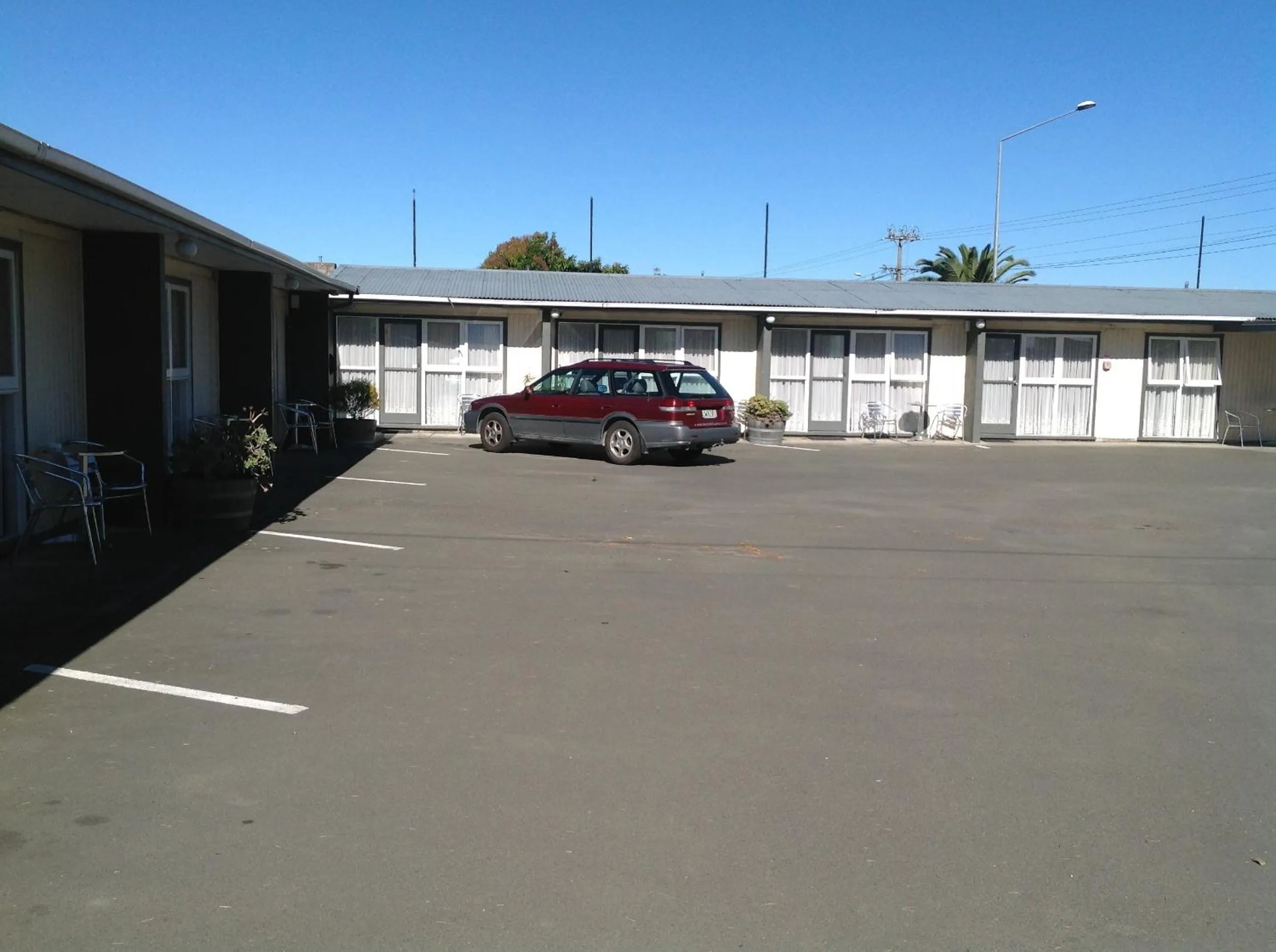 Facade/entrance in Camberley Court Motel