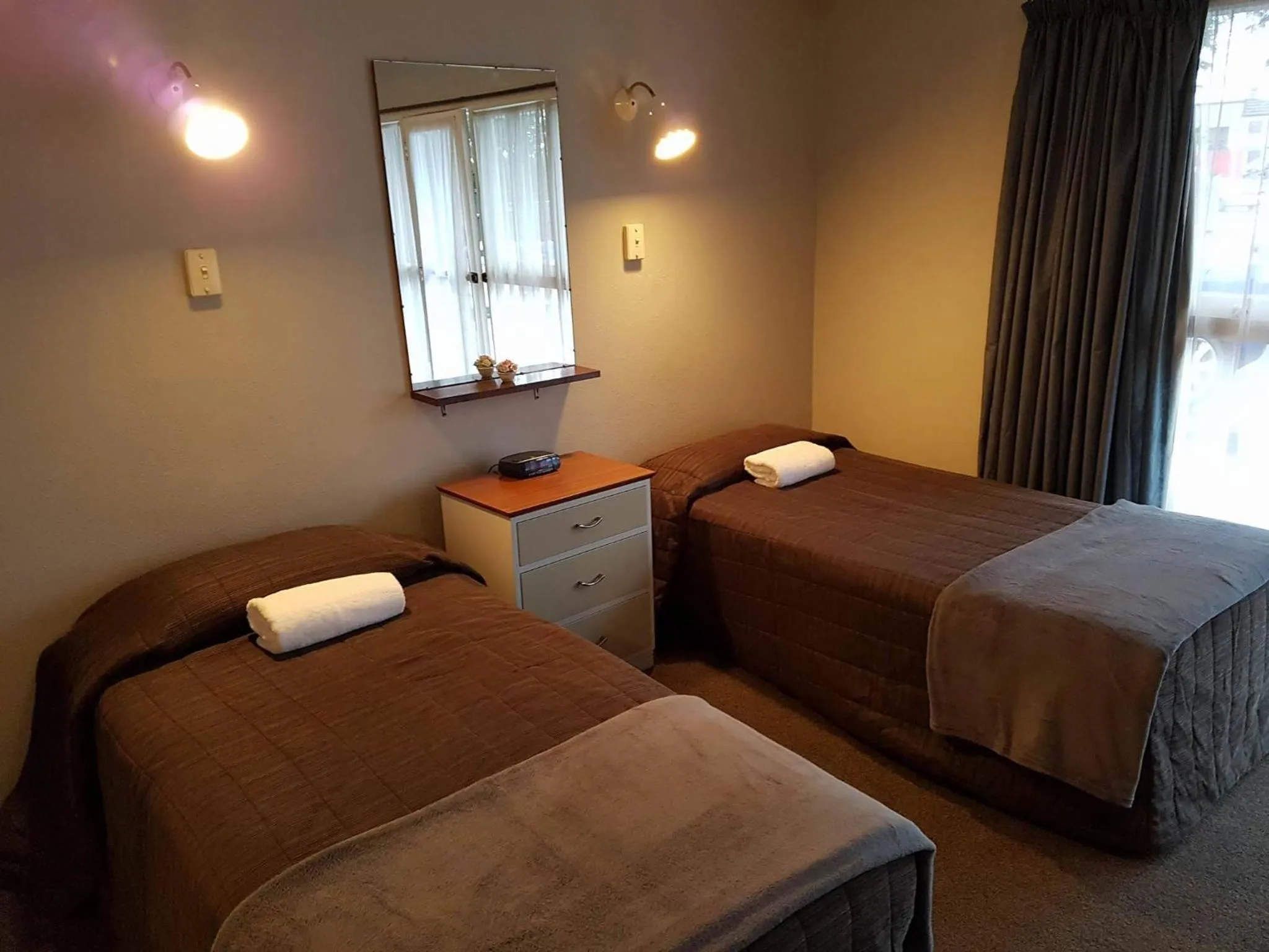 Day, Bed in Camberley Court Motel