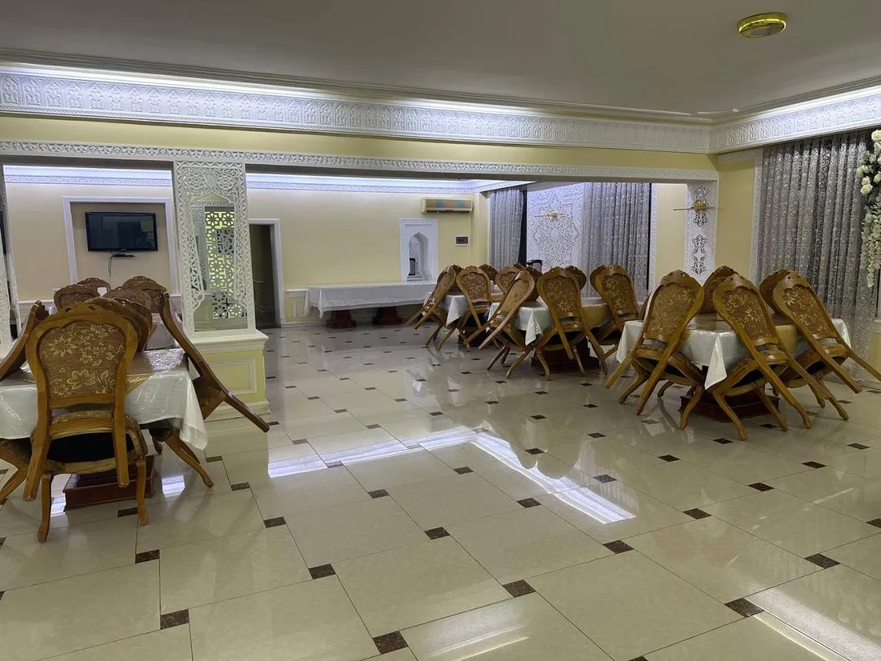 Restaurant/places to eat in Grand Silk Road