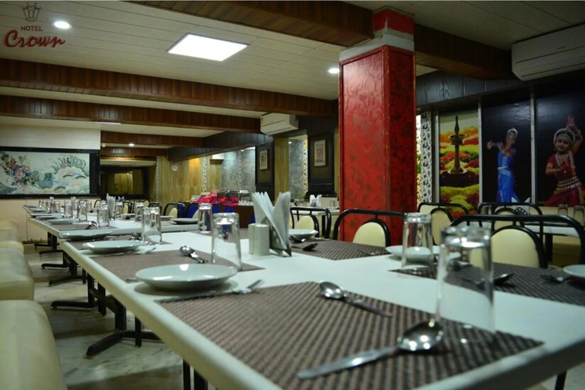 Restaurant/places to eat in Hotel Crown