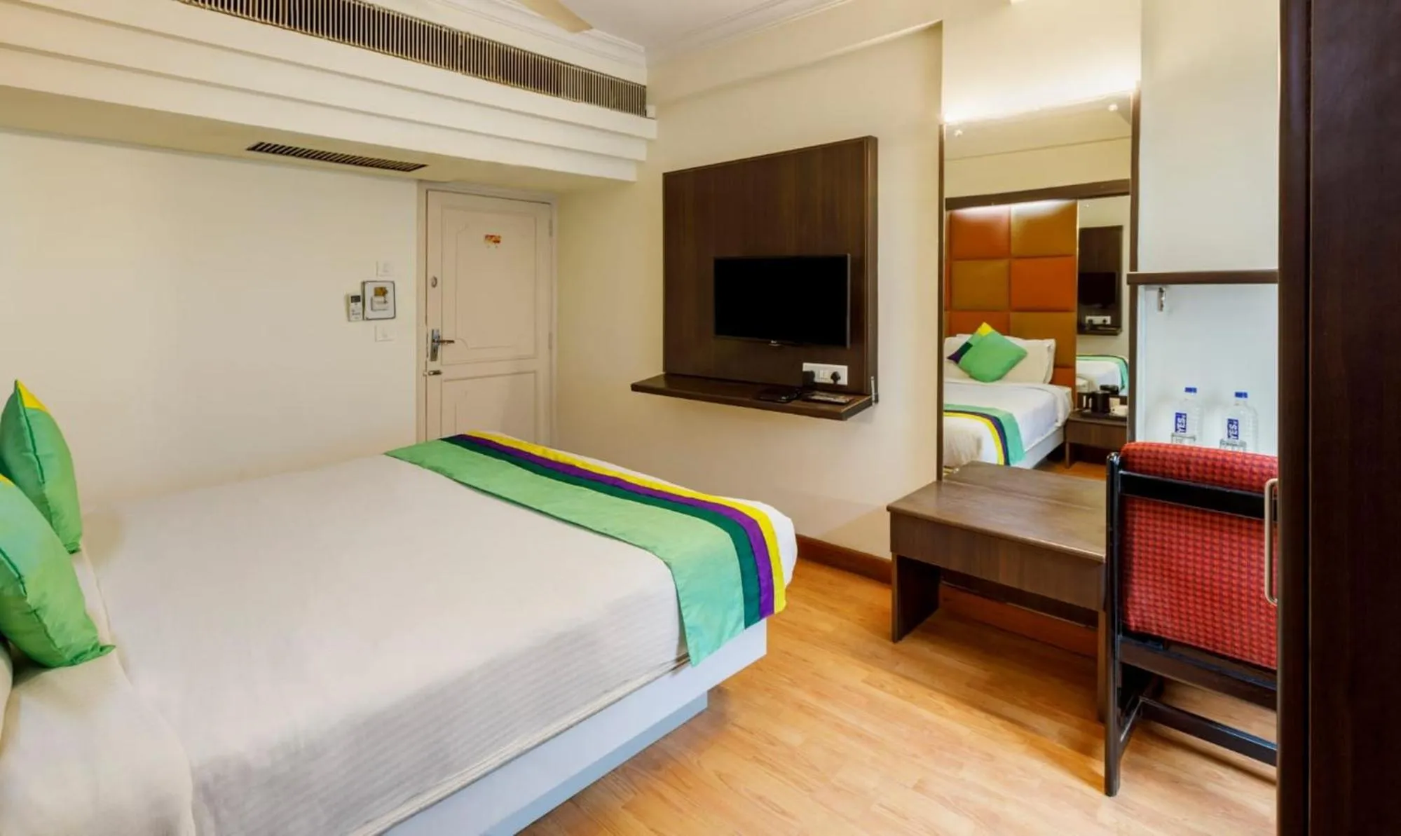 Bedroom, Bed in Hotel Crown