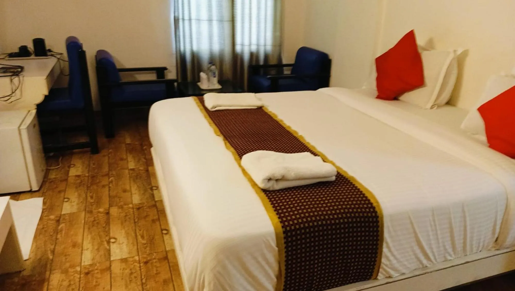 Living room, Bed in Hotel Crown