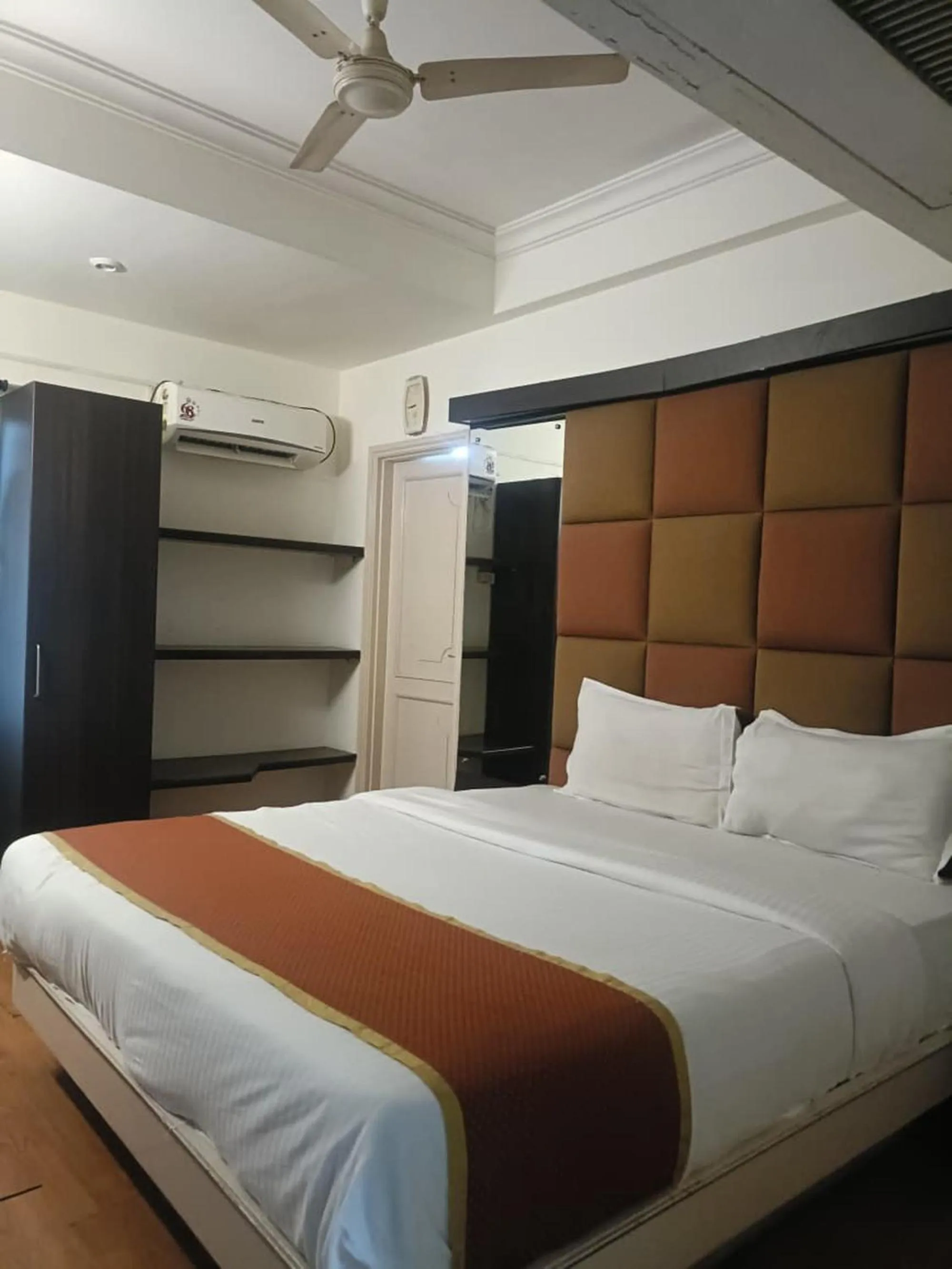 Bedroom, Bed in Hotel Crown