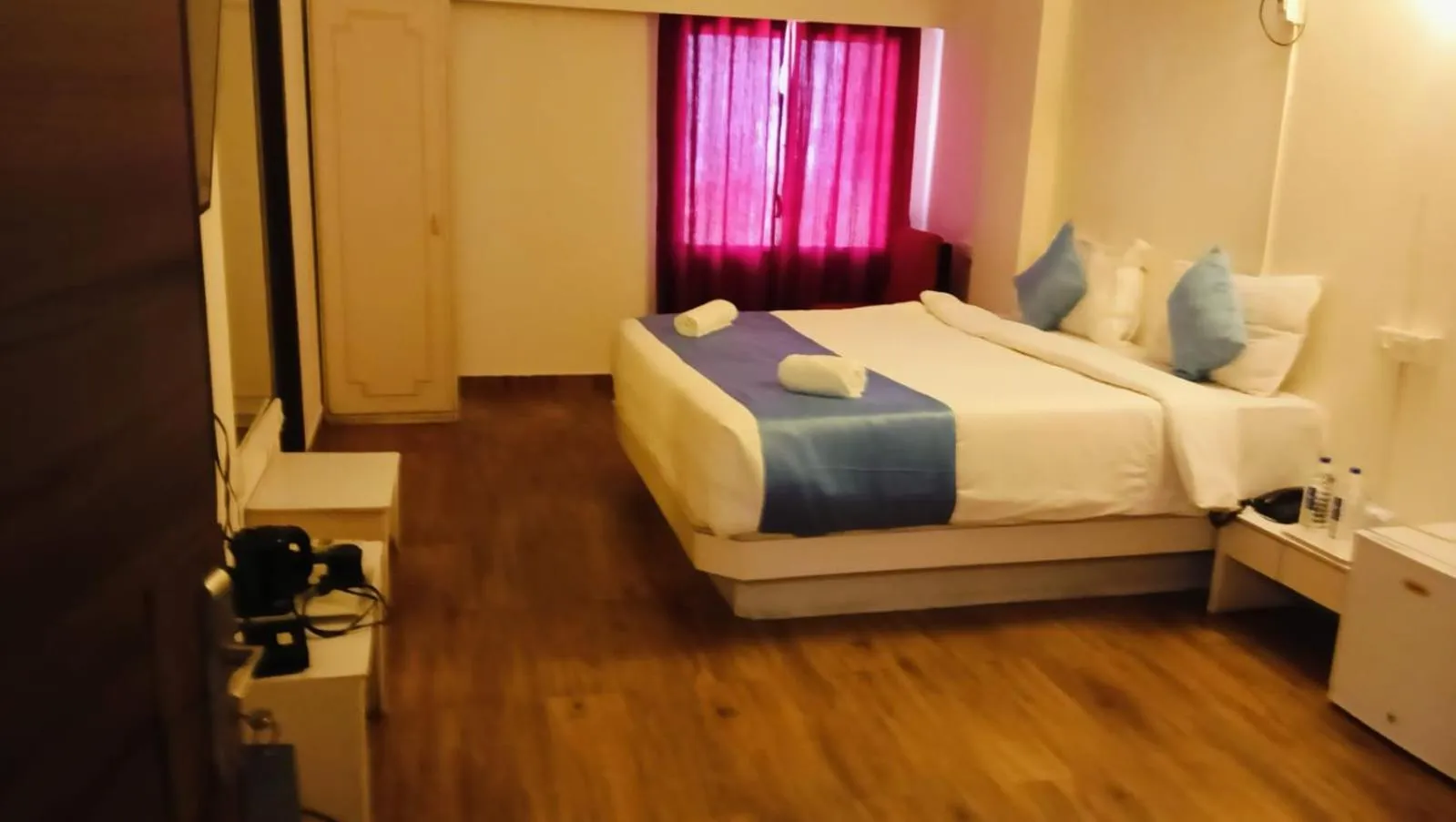 View (from property/room), Bed in Hotel Crown