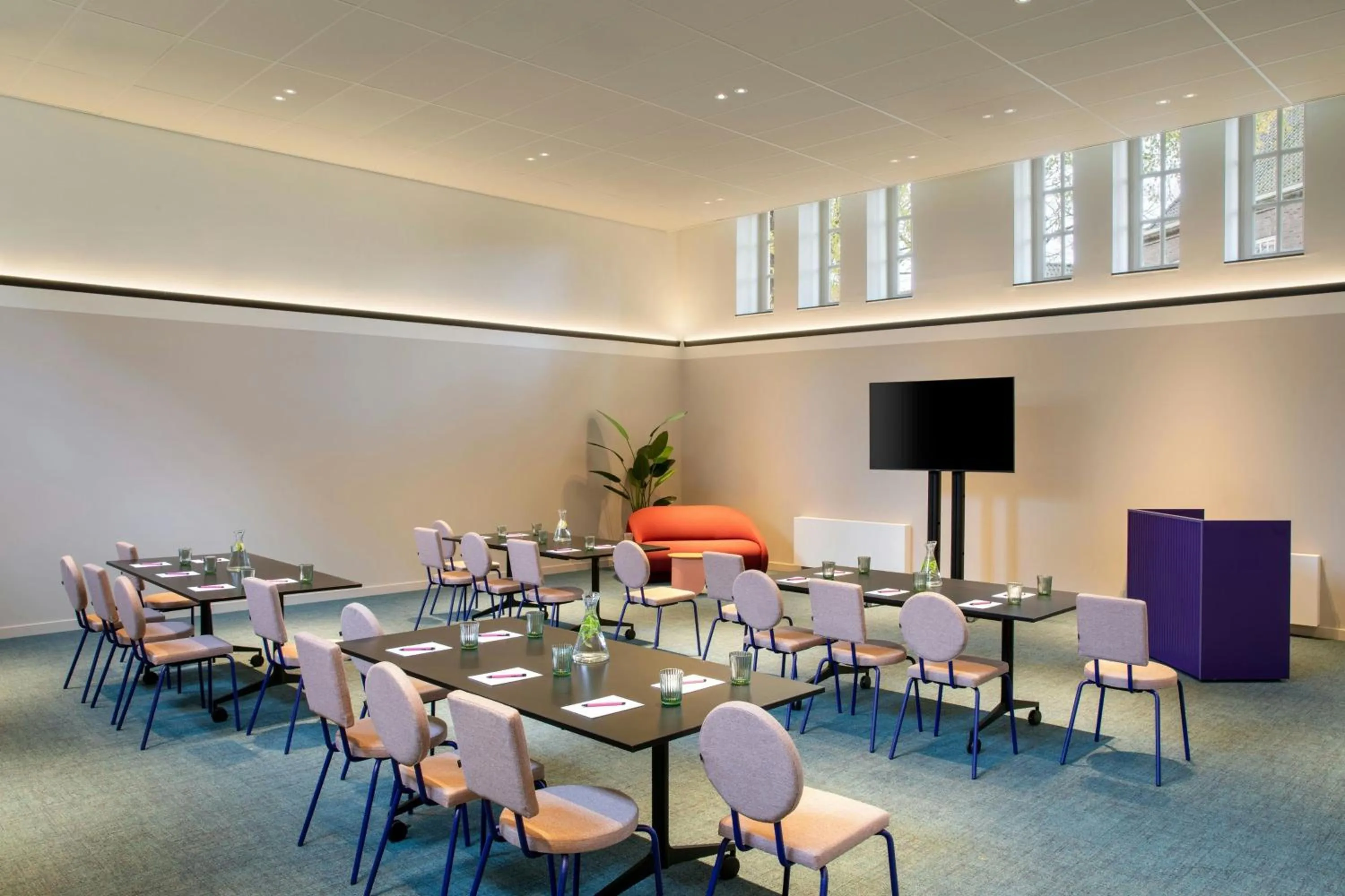 Lounge or bar in The Rebyl, Nijmegen, a Tribute Portfolio Hotel