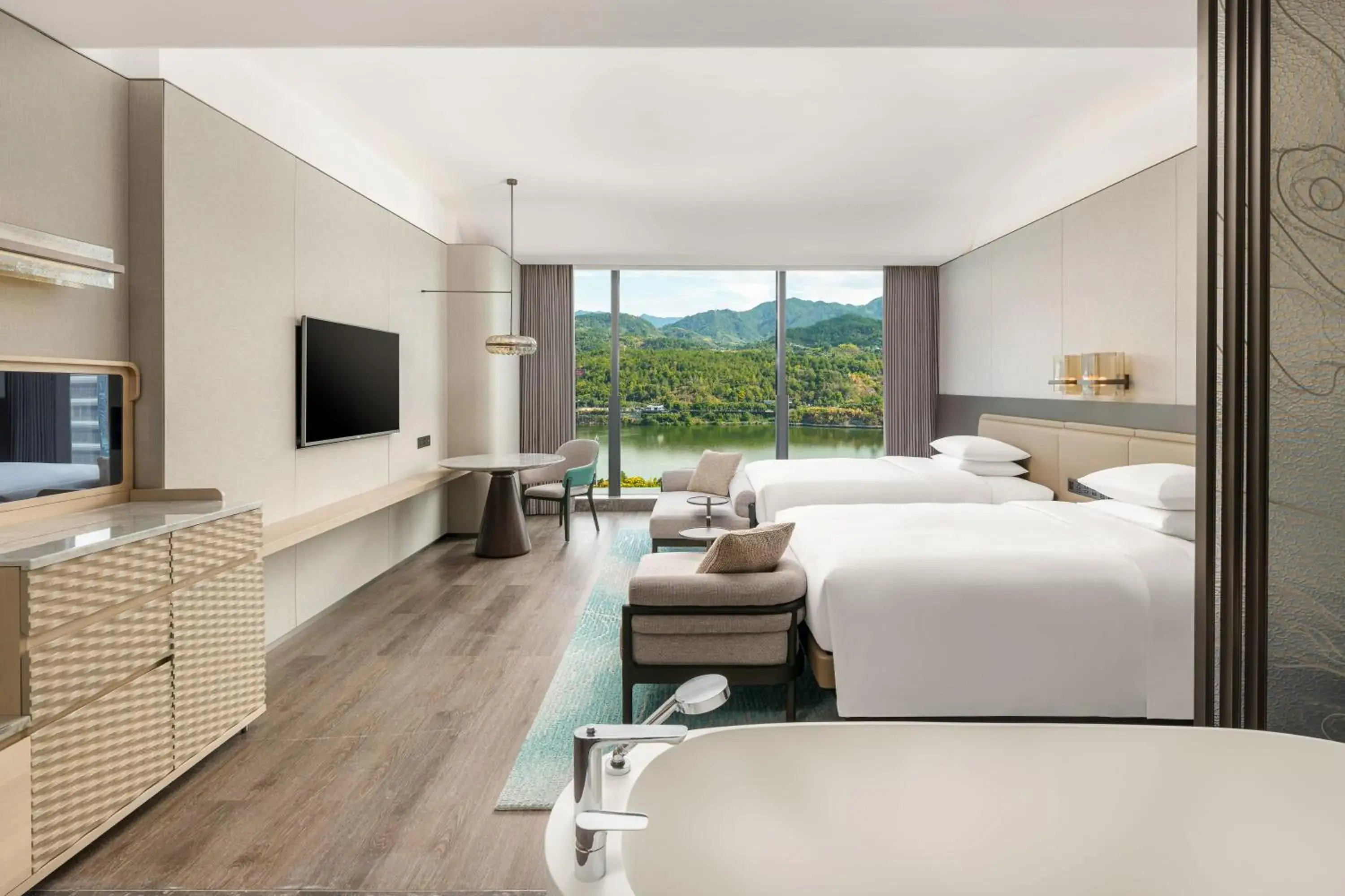 Deluxe Double Room with River View in Lishui Marriott Hotel Deluxe Double Room with River View in Lishui Marriott Hotel