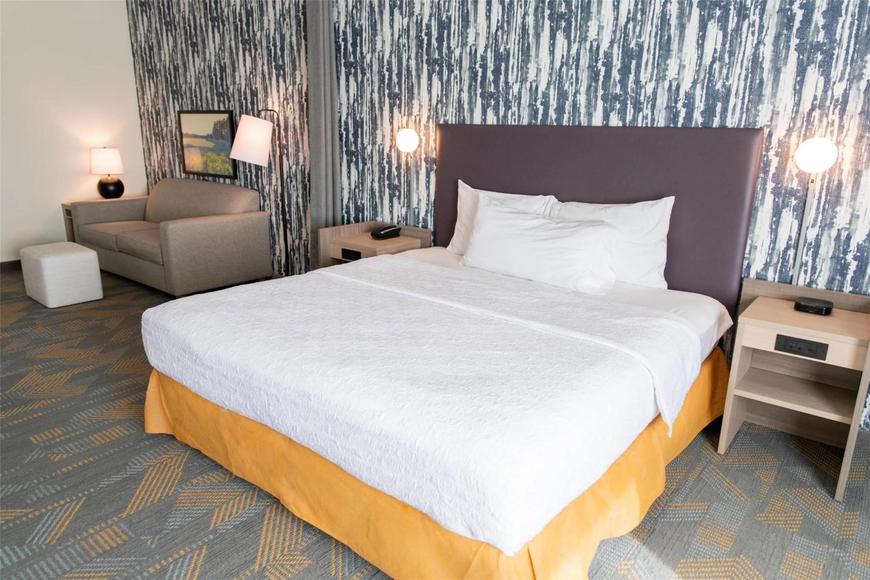 Living room, Bed in Home2 Suites By Hilton Effingham