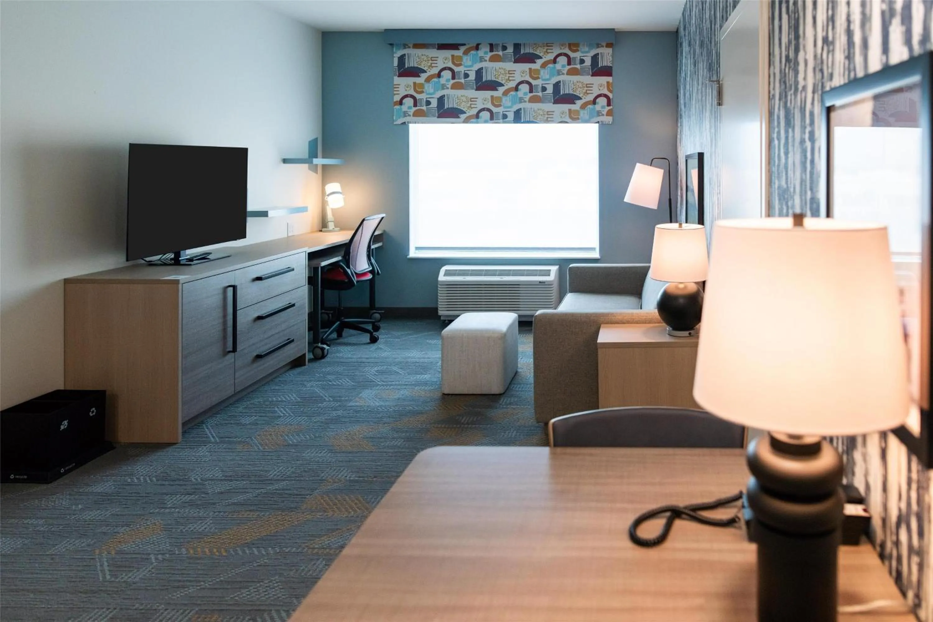 Living room, Bed in Home2 Suites By Hilton Effingham