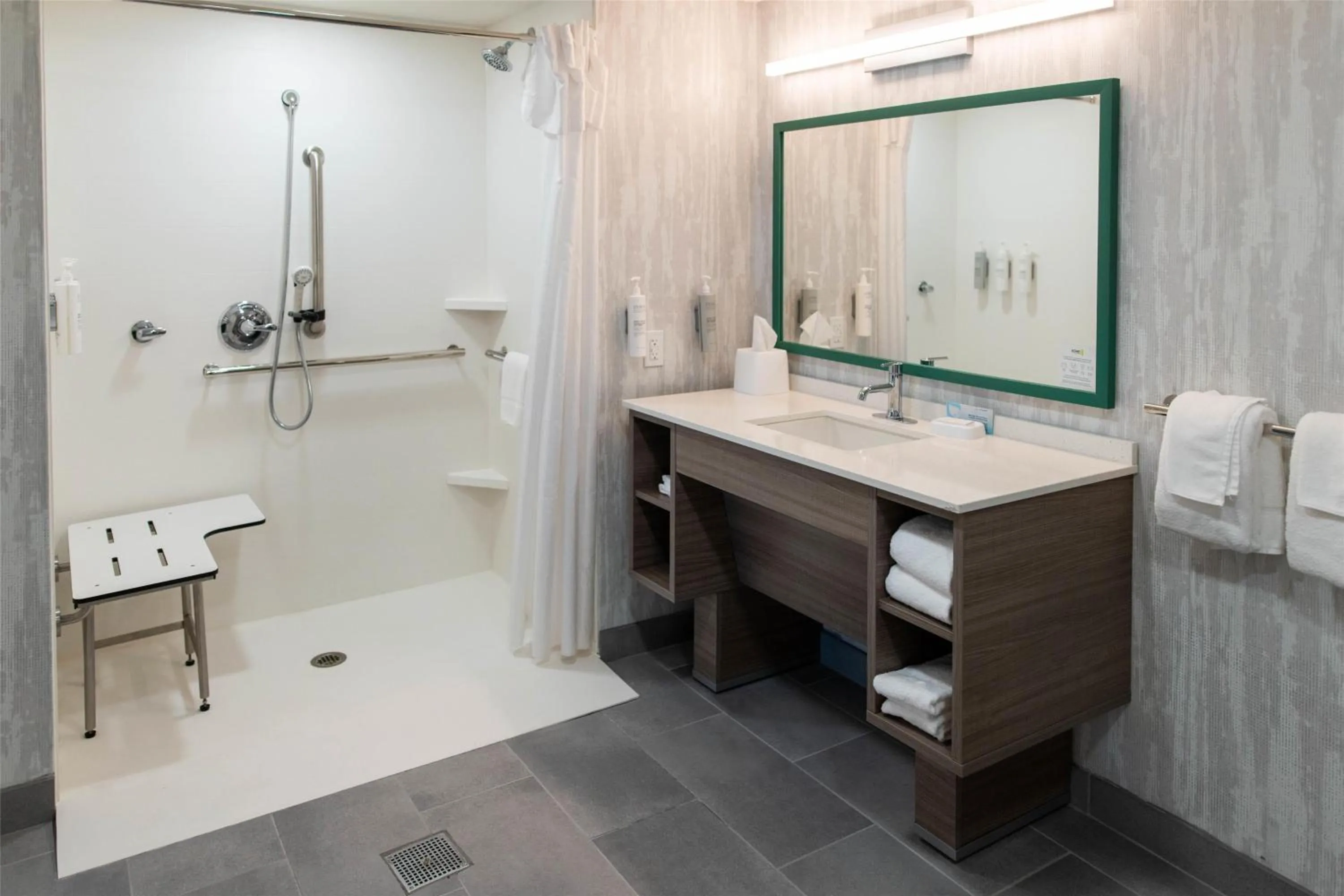 Bathroom in Home2 Suites By Hilton Effingham