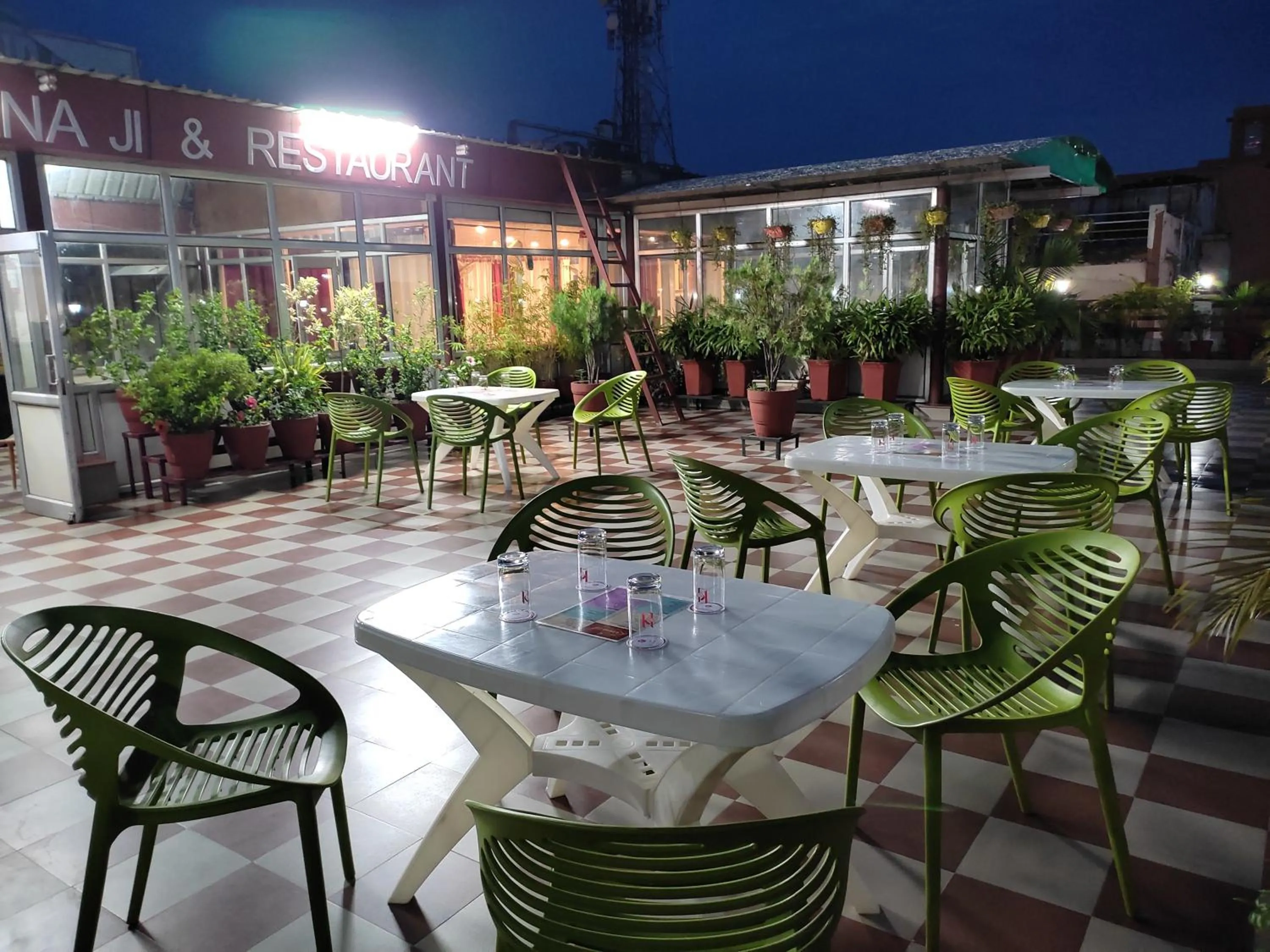 Restaurant/places to eat in Hotel Krishna Ji