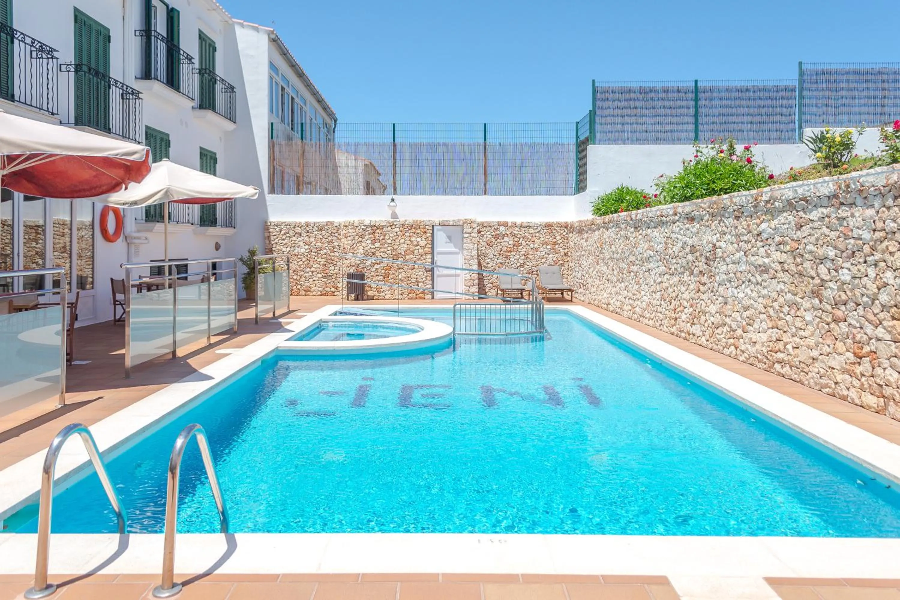 Swimming pool in Hotel Jeni & Restaurant