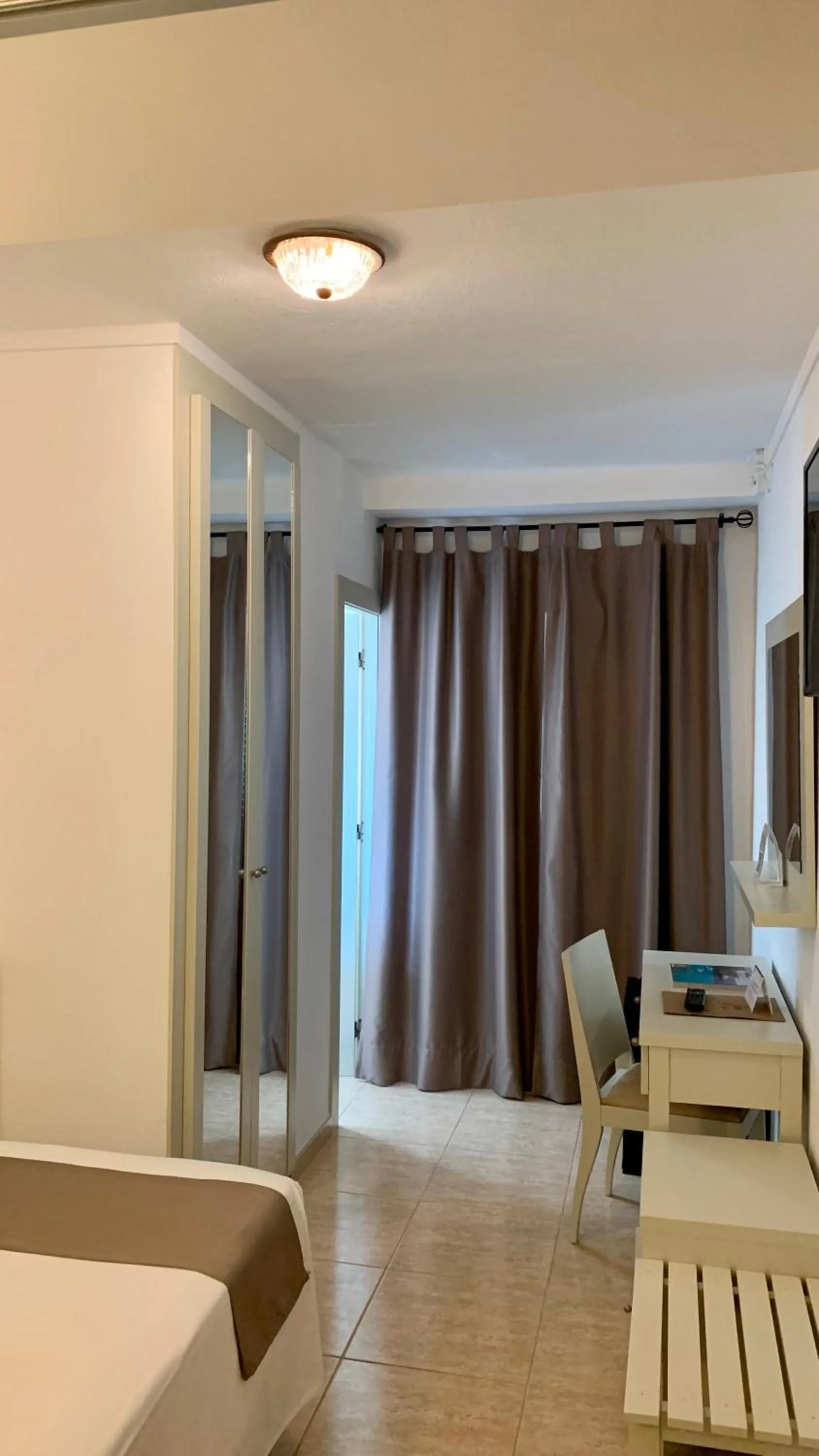 Bed in Hotel Jeni & Restaurant